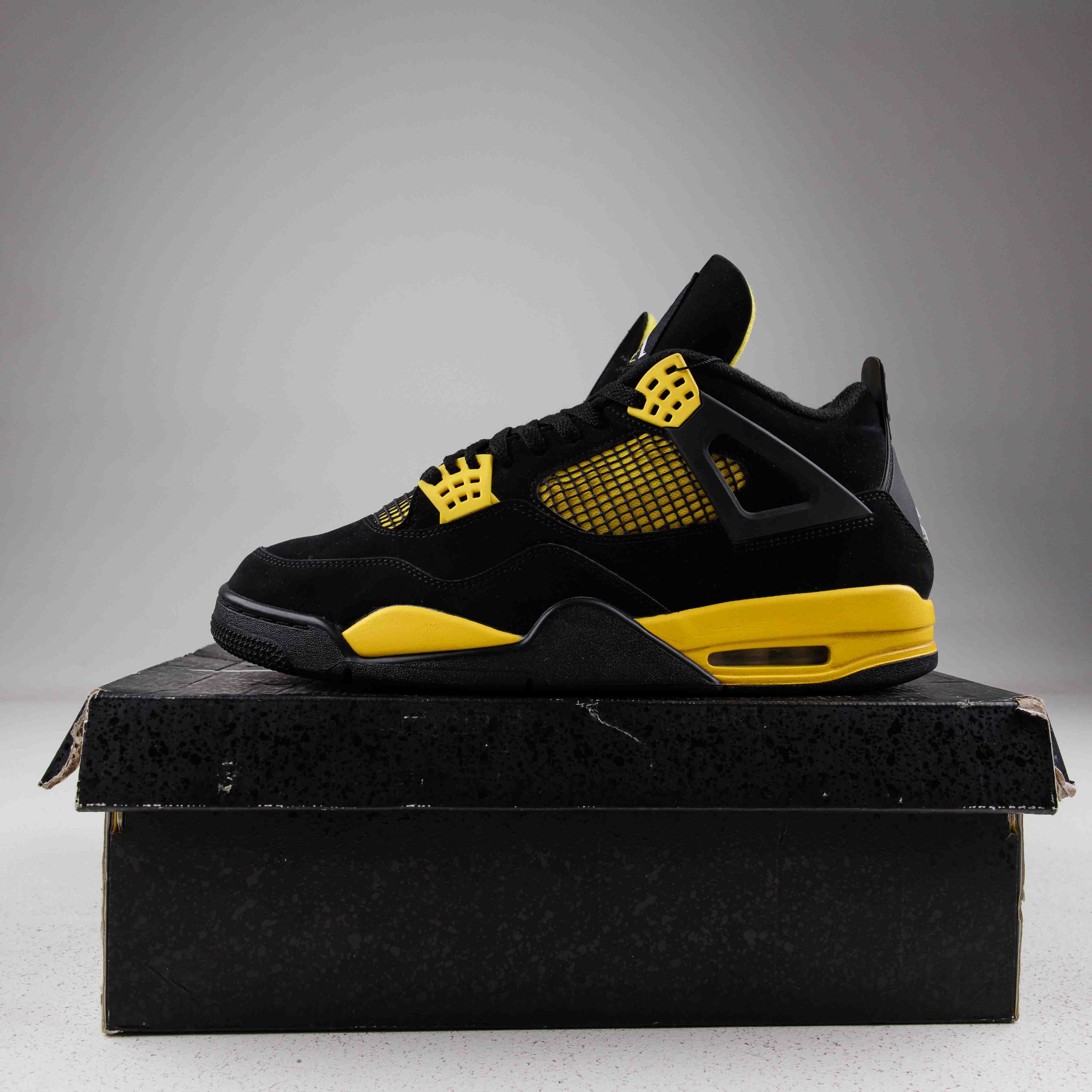 Jordan 4 Retro Thunder (2023) - Used - 3601