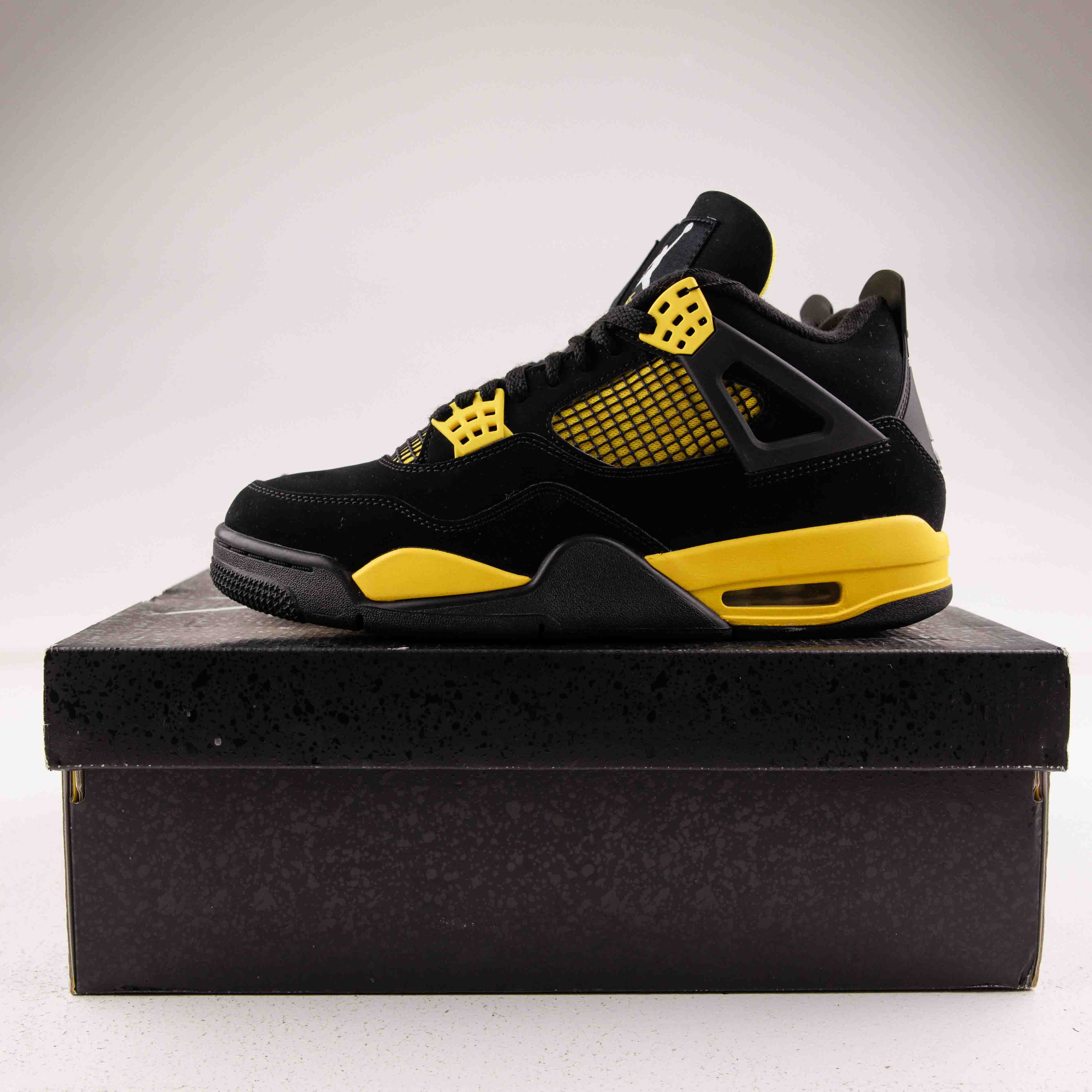 Jordan 4 Retro Thunder (2023) - Used - 4076