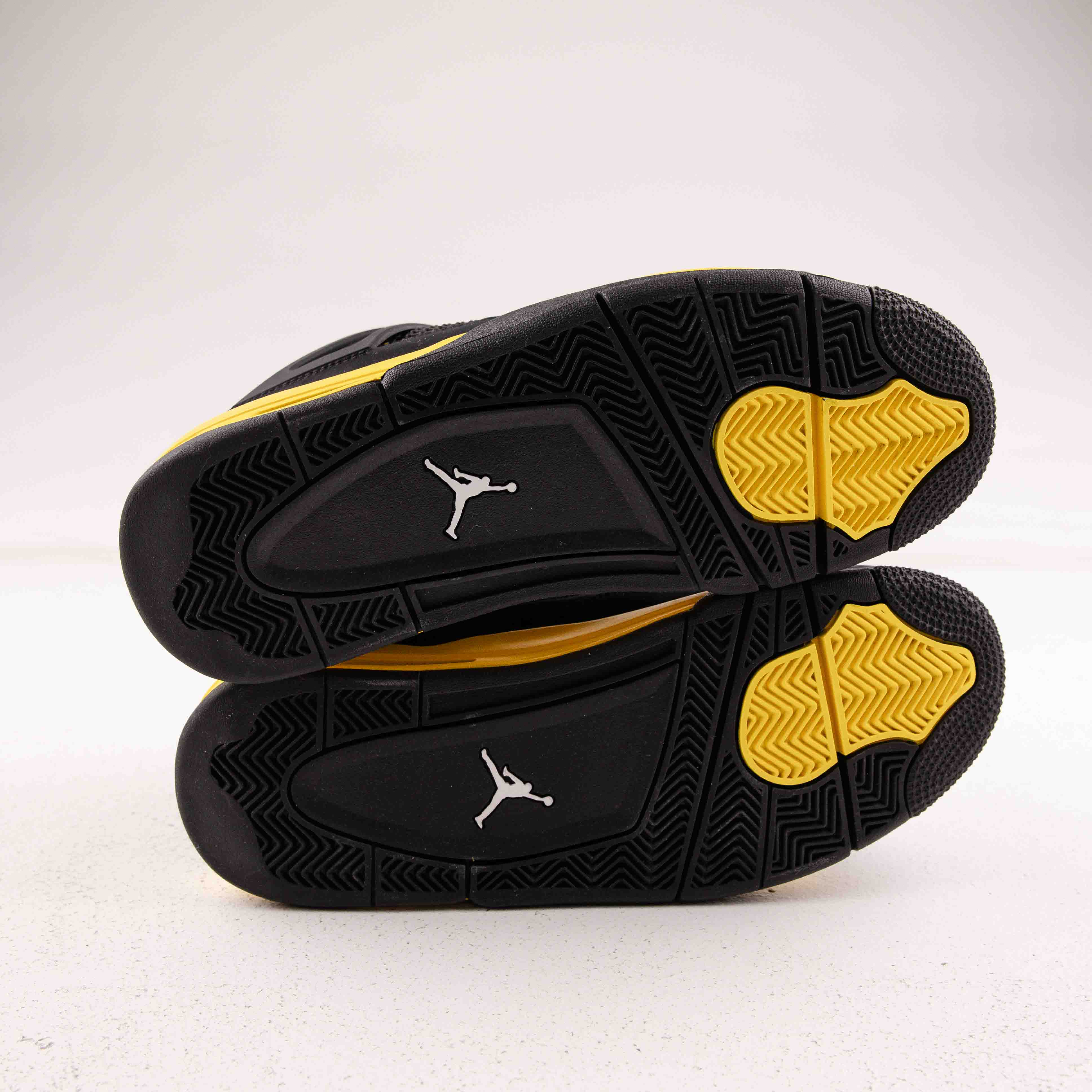 Jordan 4 Retro Thunder (2023) - Used - 4076