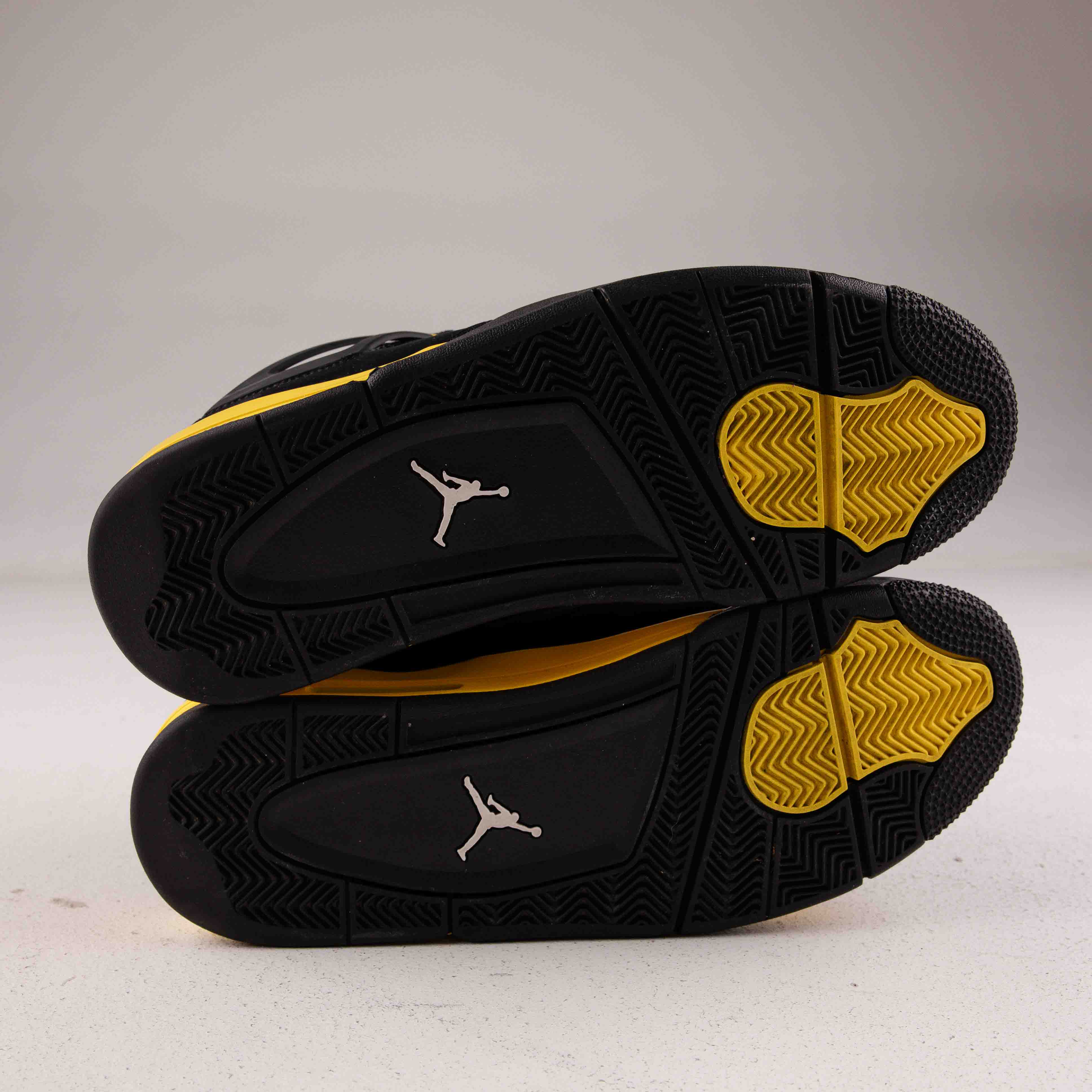 Jordan 4 Retro Thunder (2023) - Used - 4098