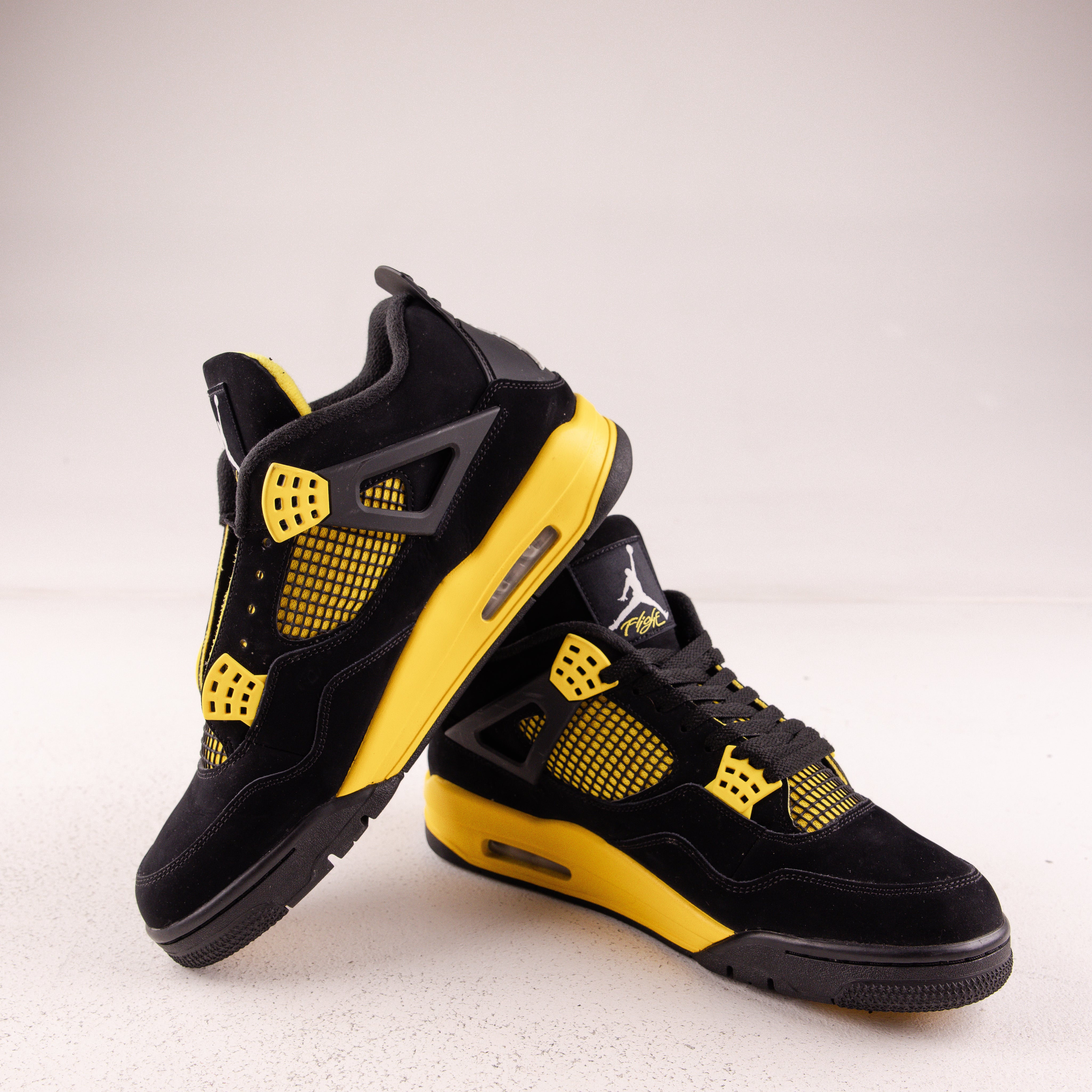 Jordan 4 Retro Thunder (2023) - Used - 4360