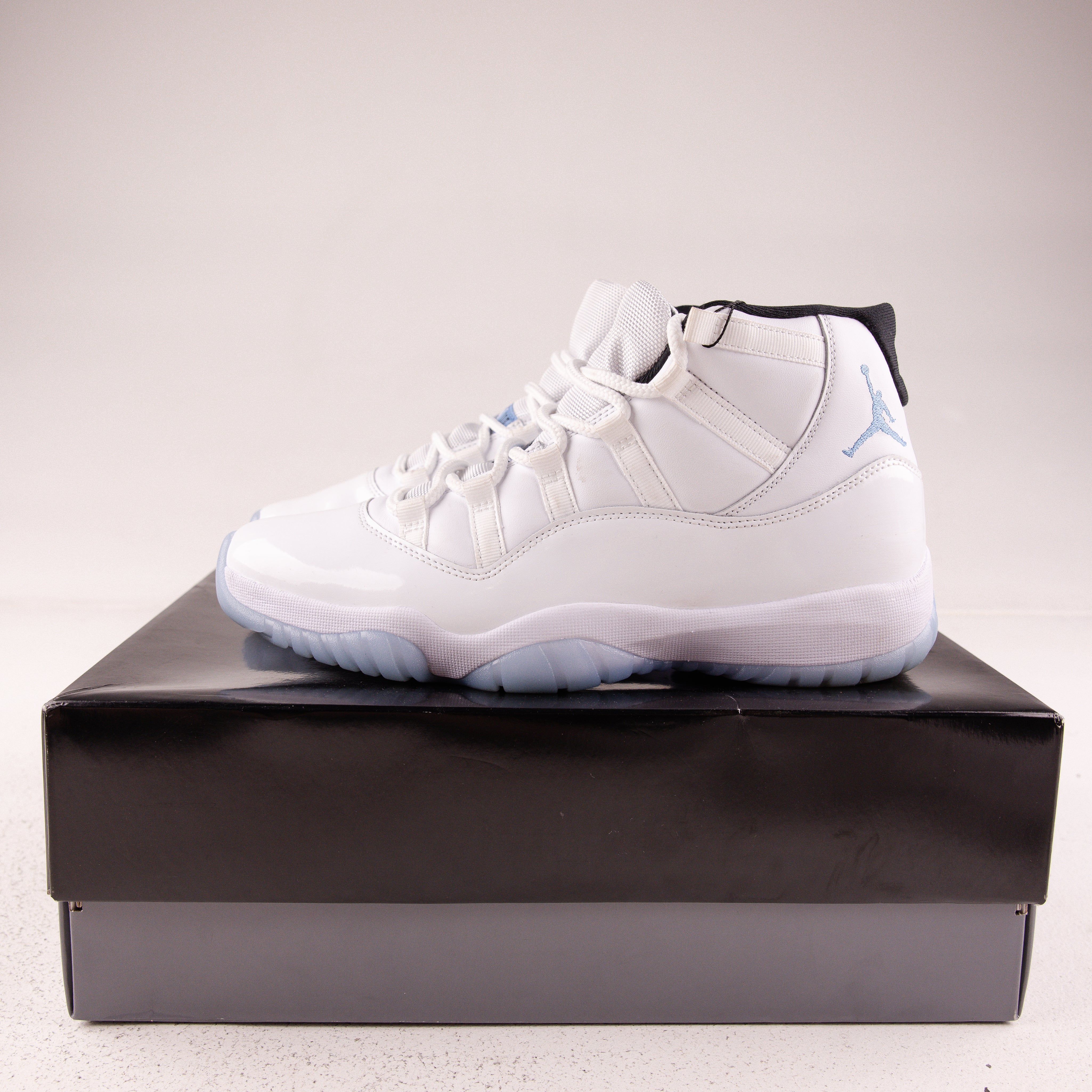 Jordan 11 Retro Legend Blue (2024) - Used - 3724