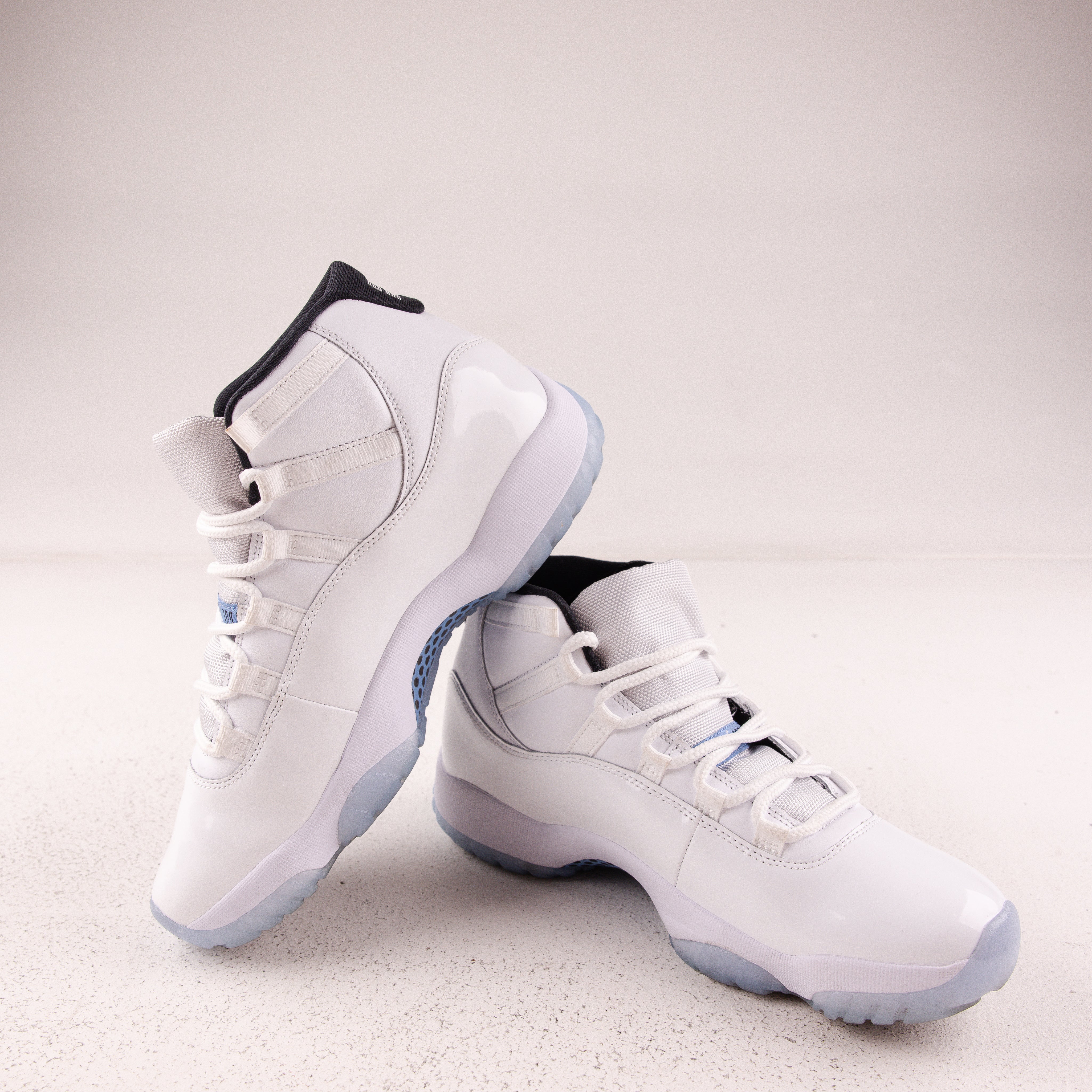 Jordan 11 Retro Legend Blue (2024) - Used - 3724