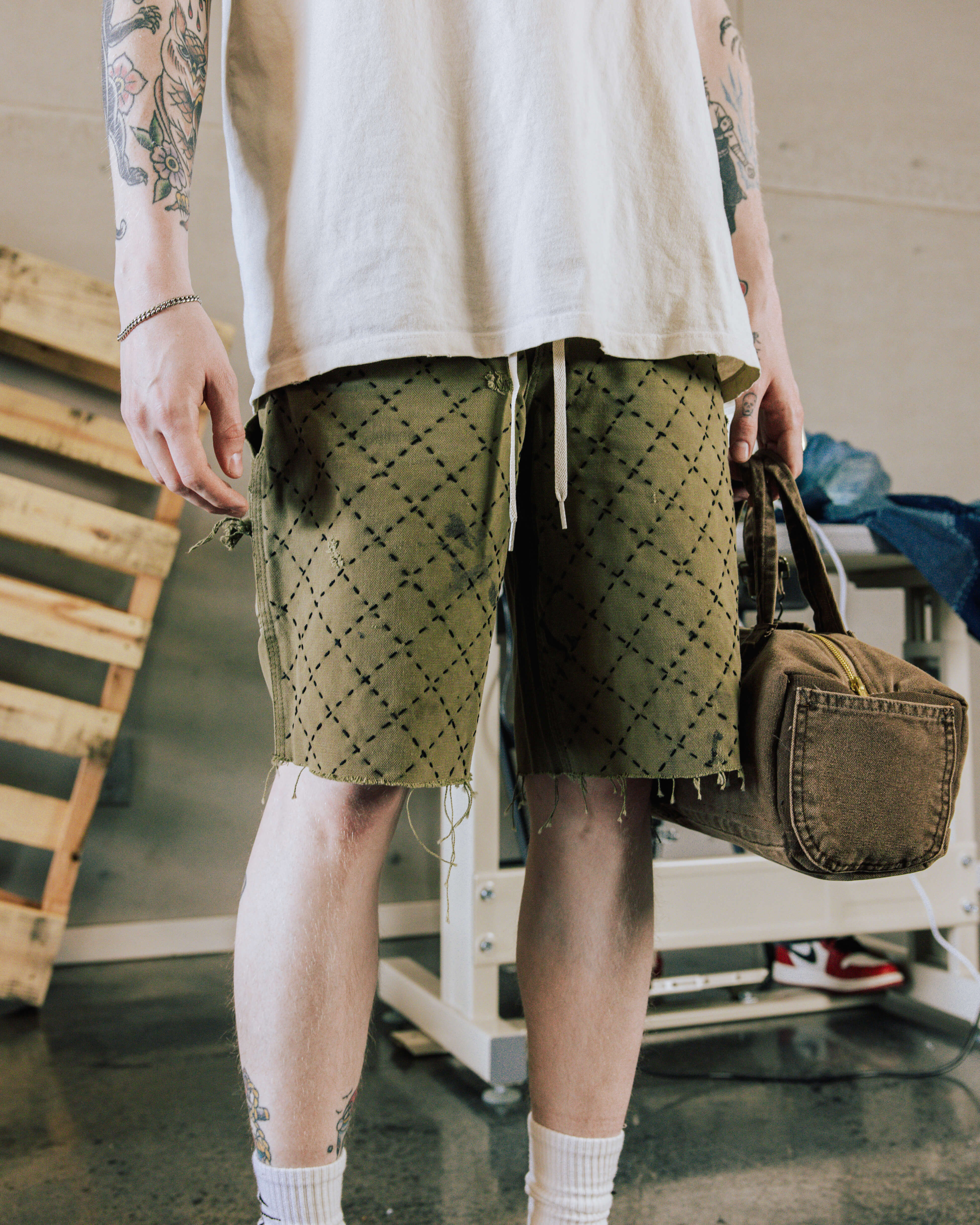 COMMONS HAND STITCHED SHORT OLIVE (R17) - Common Hype