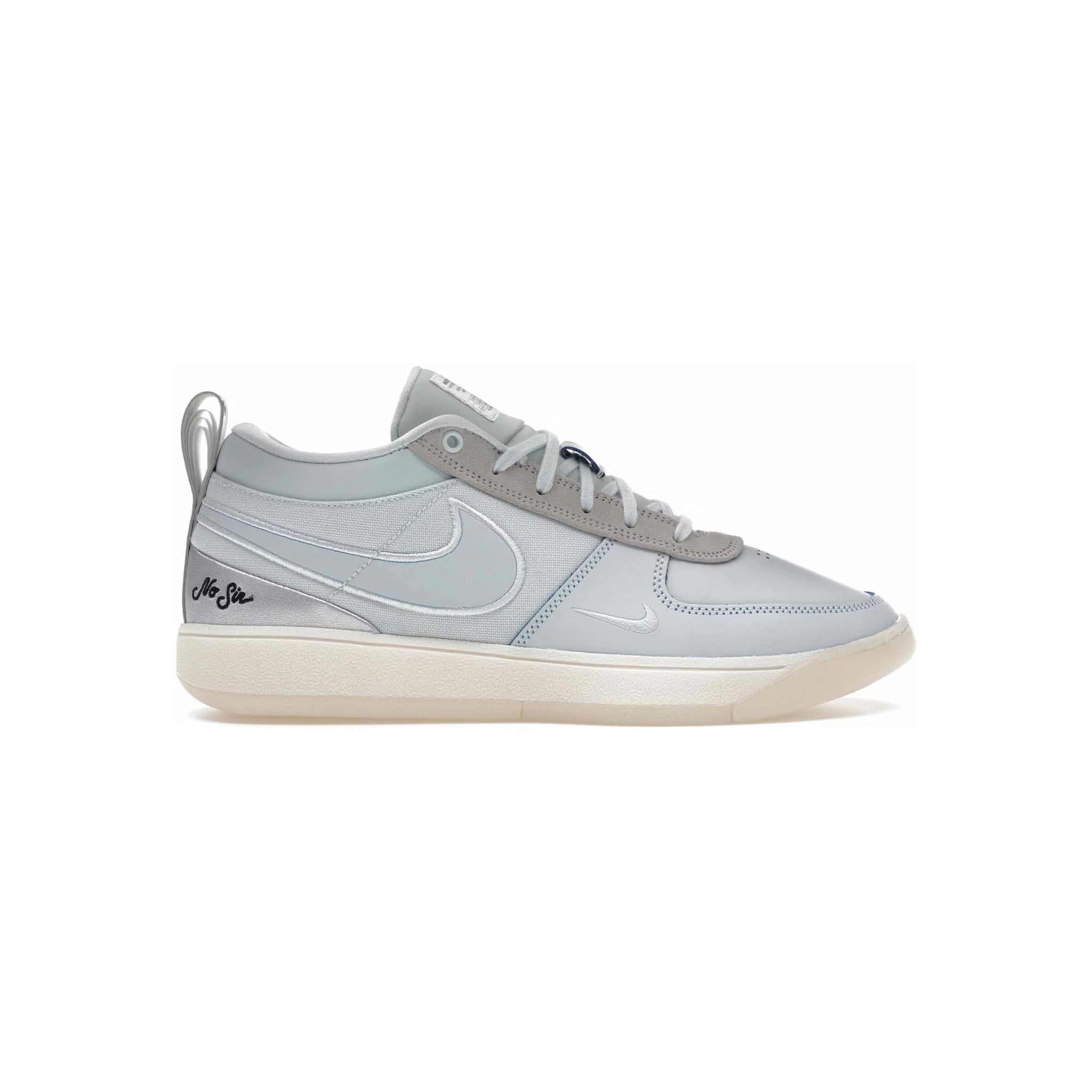 Nikebook1_5095e9bf-46bb-48a2-a3a8-9c7e79ef7520.jpg