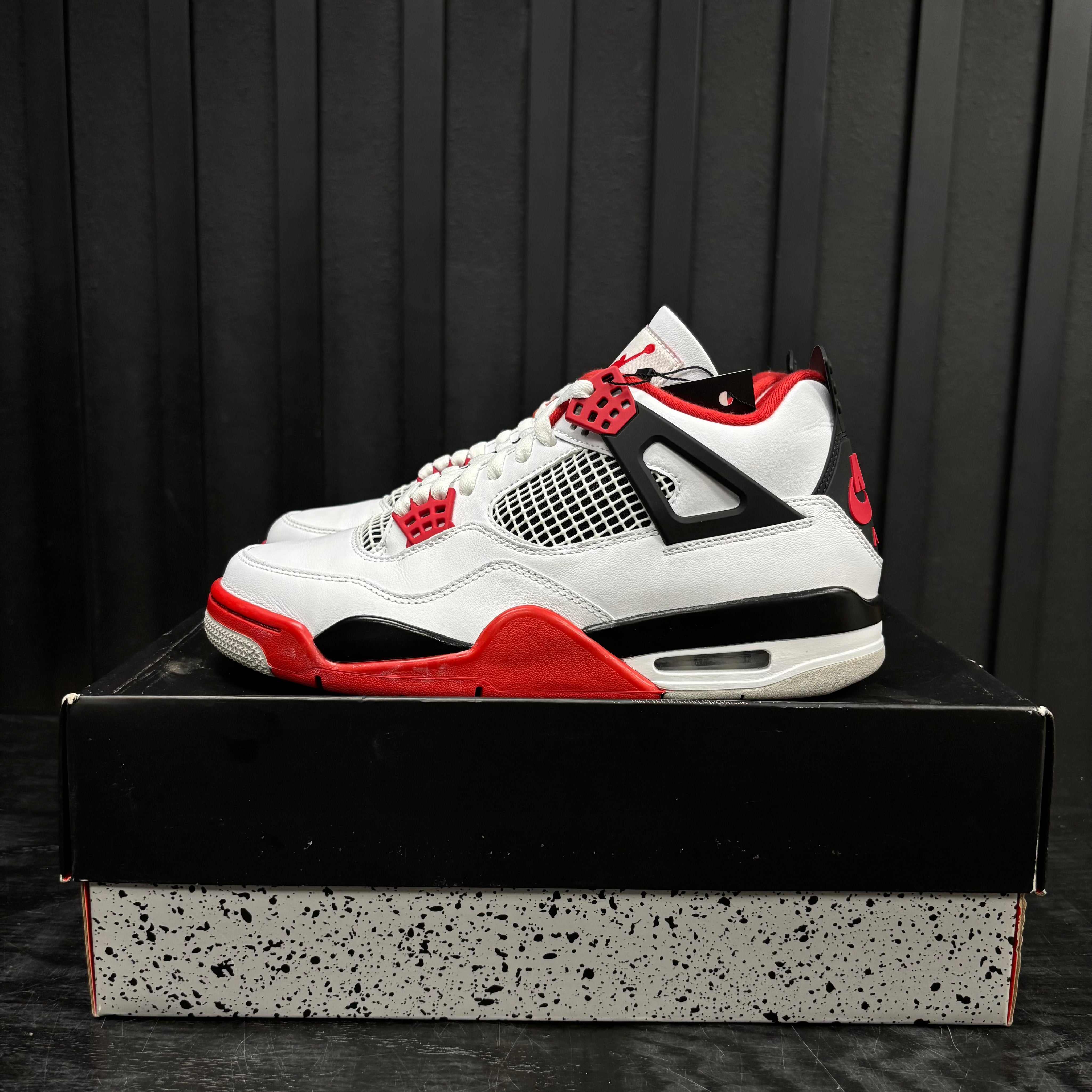 Jordan 4 Retro Fire Red (2020) - Used - 4500