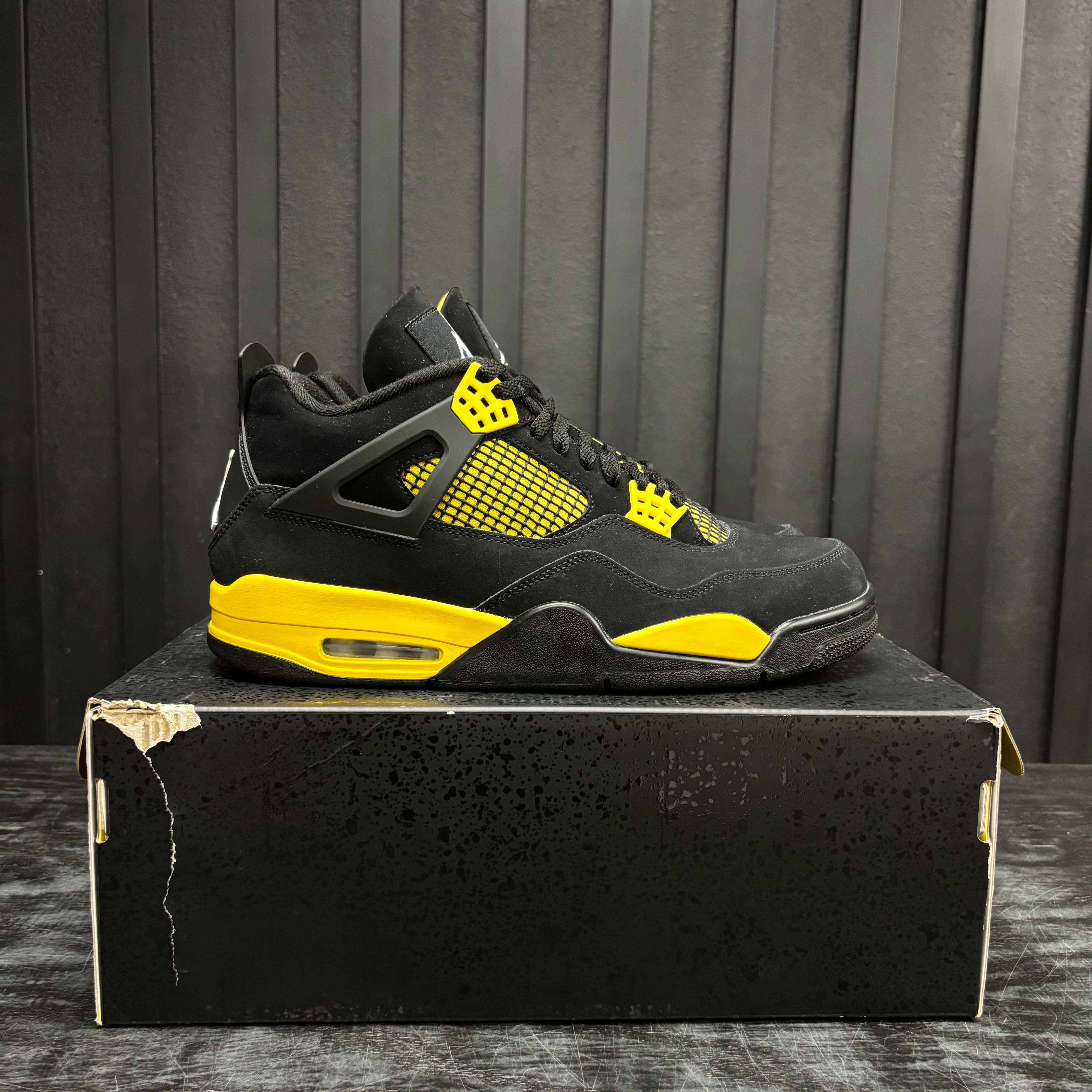 Jordan 4 Retro Thunder (2023) - Used - 3922