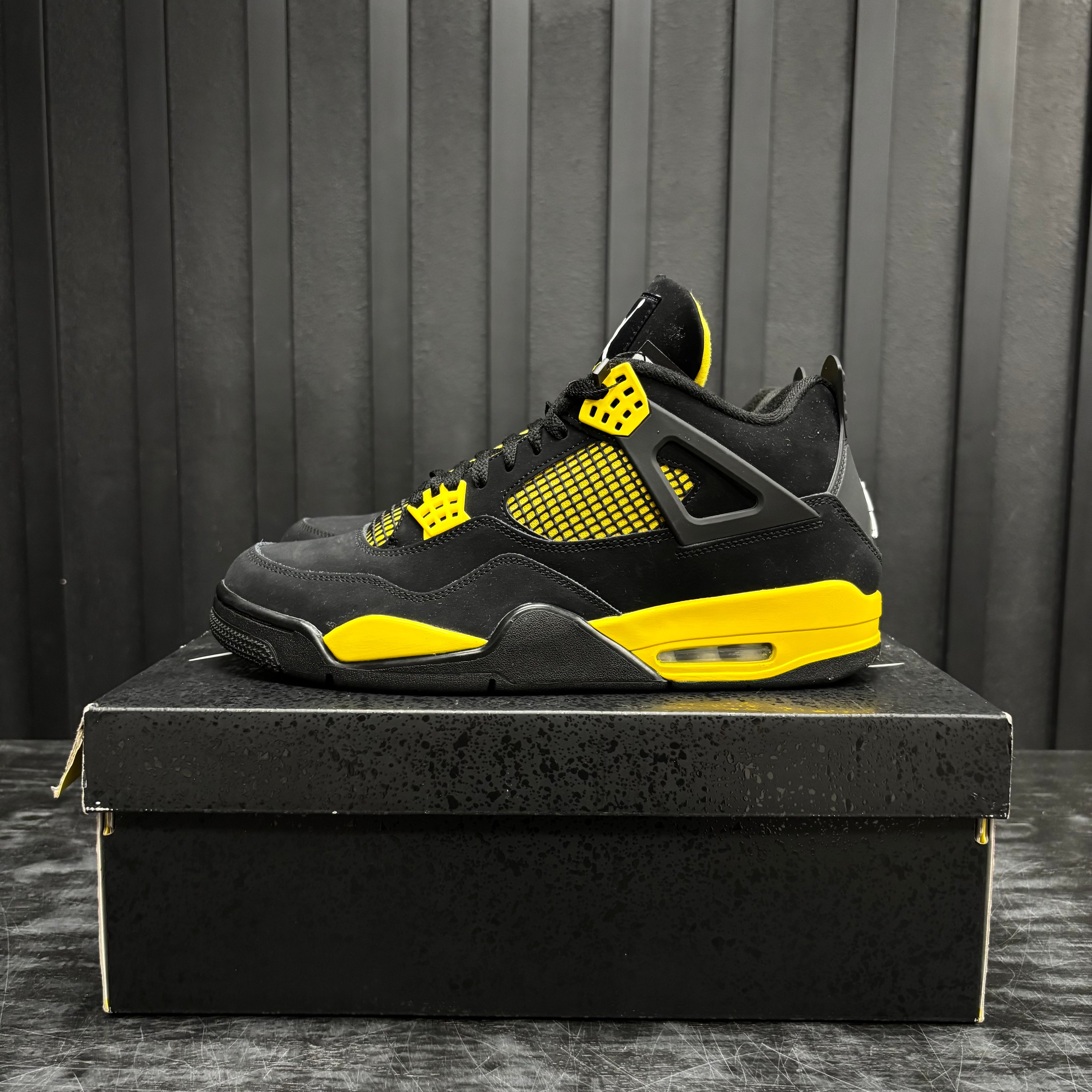 Jordan 4 Retro Thunder (2023) - Used - 3922