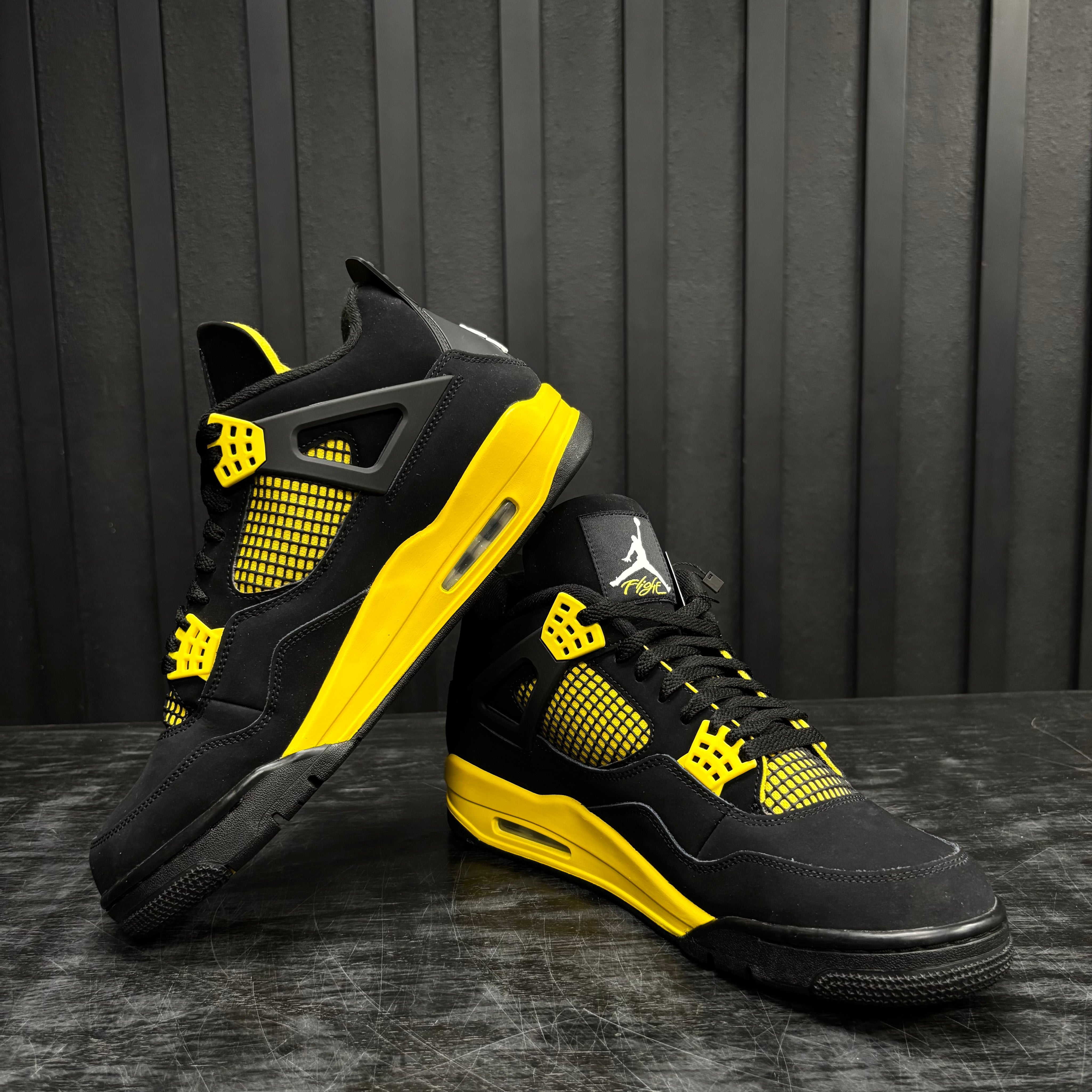 Jordan 4 Retro Thunder (2023) - Used - 3922