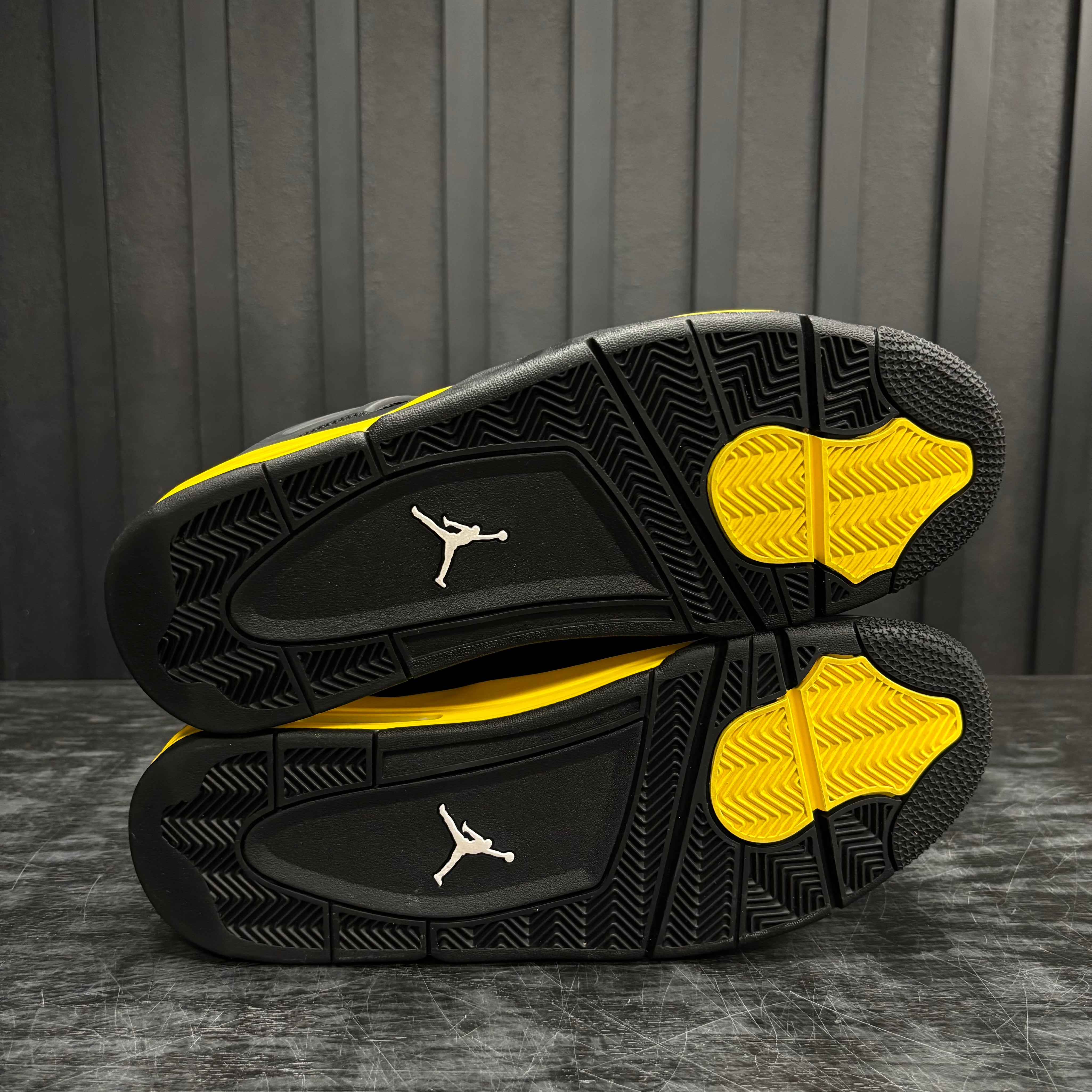 Jordan 4 Retro Thunder (2023) - Used - 3922