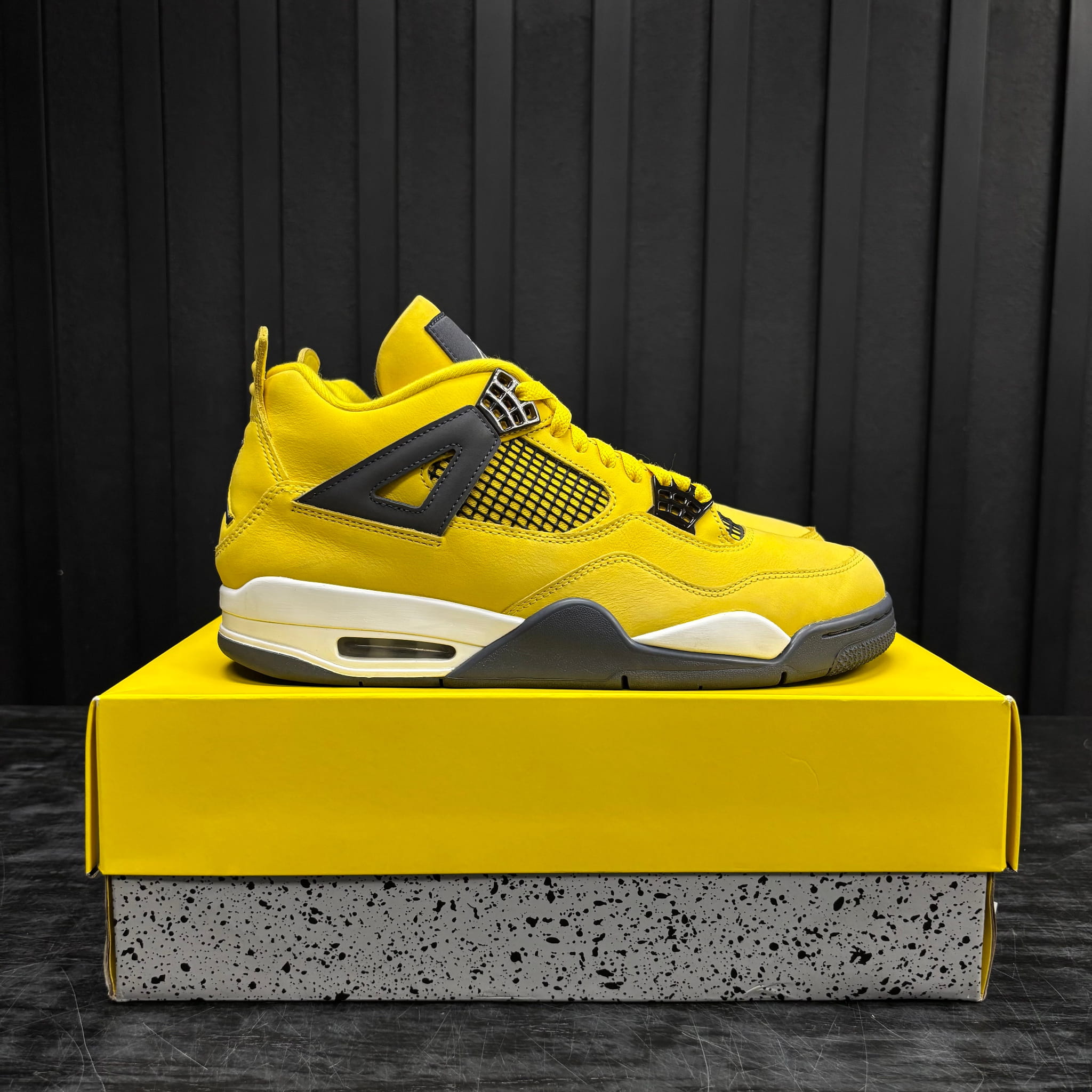 Jordan 4 Retro Lightning (2021) - Used - 4412