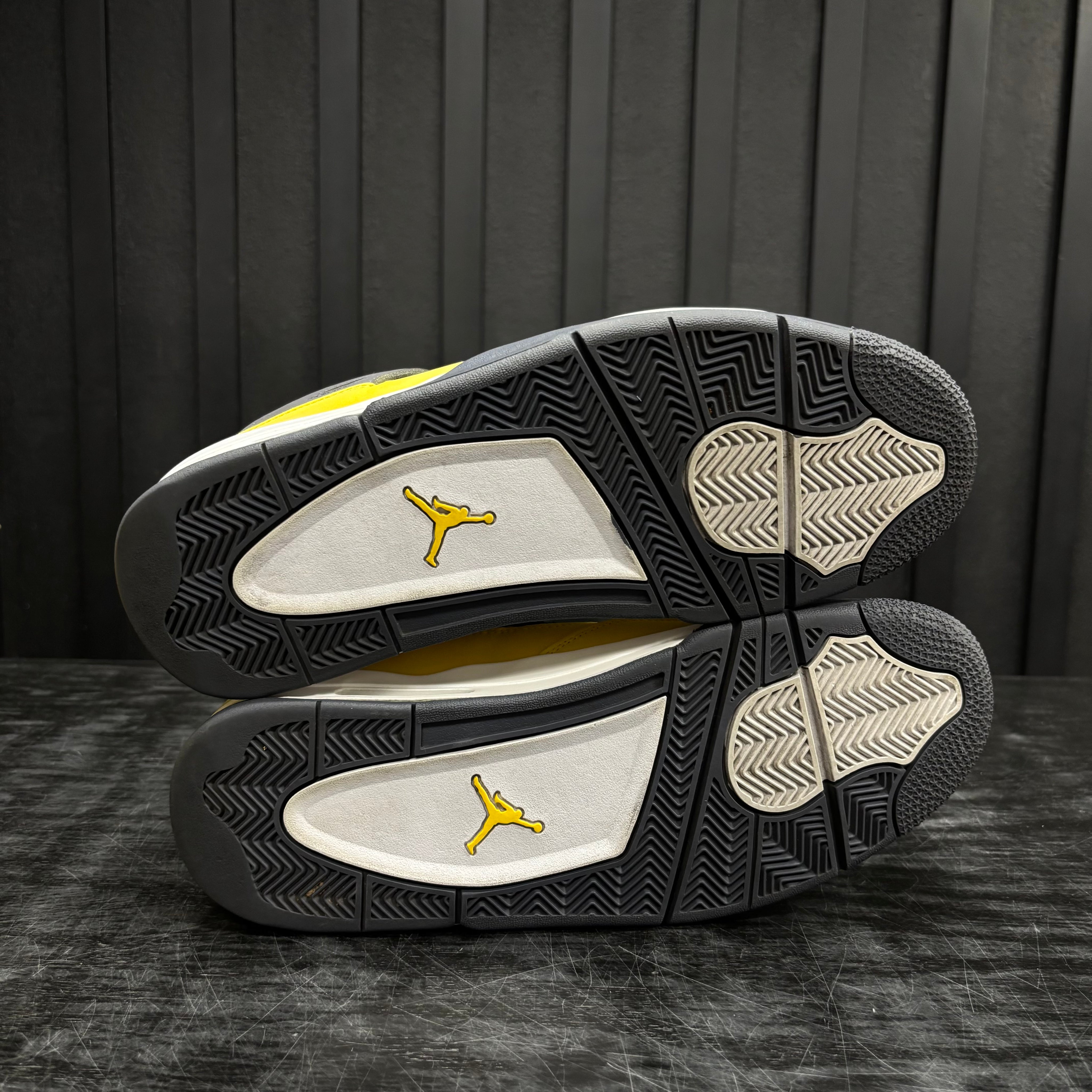 Jordan 4 Retro Lightning (2021) - Used - 4412
