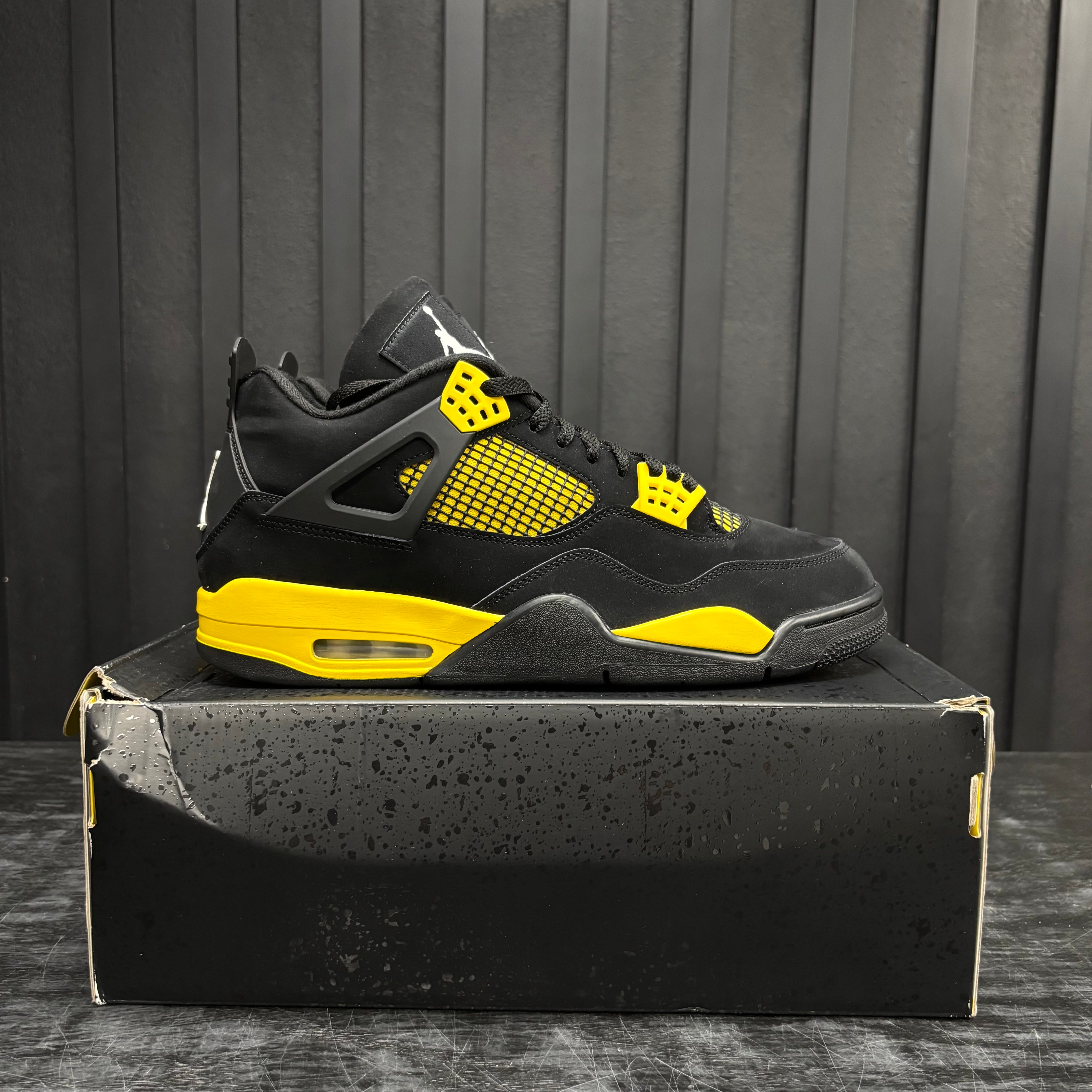 Jordan 4 Retro Thunder (2023) - Used - 3918