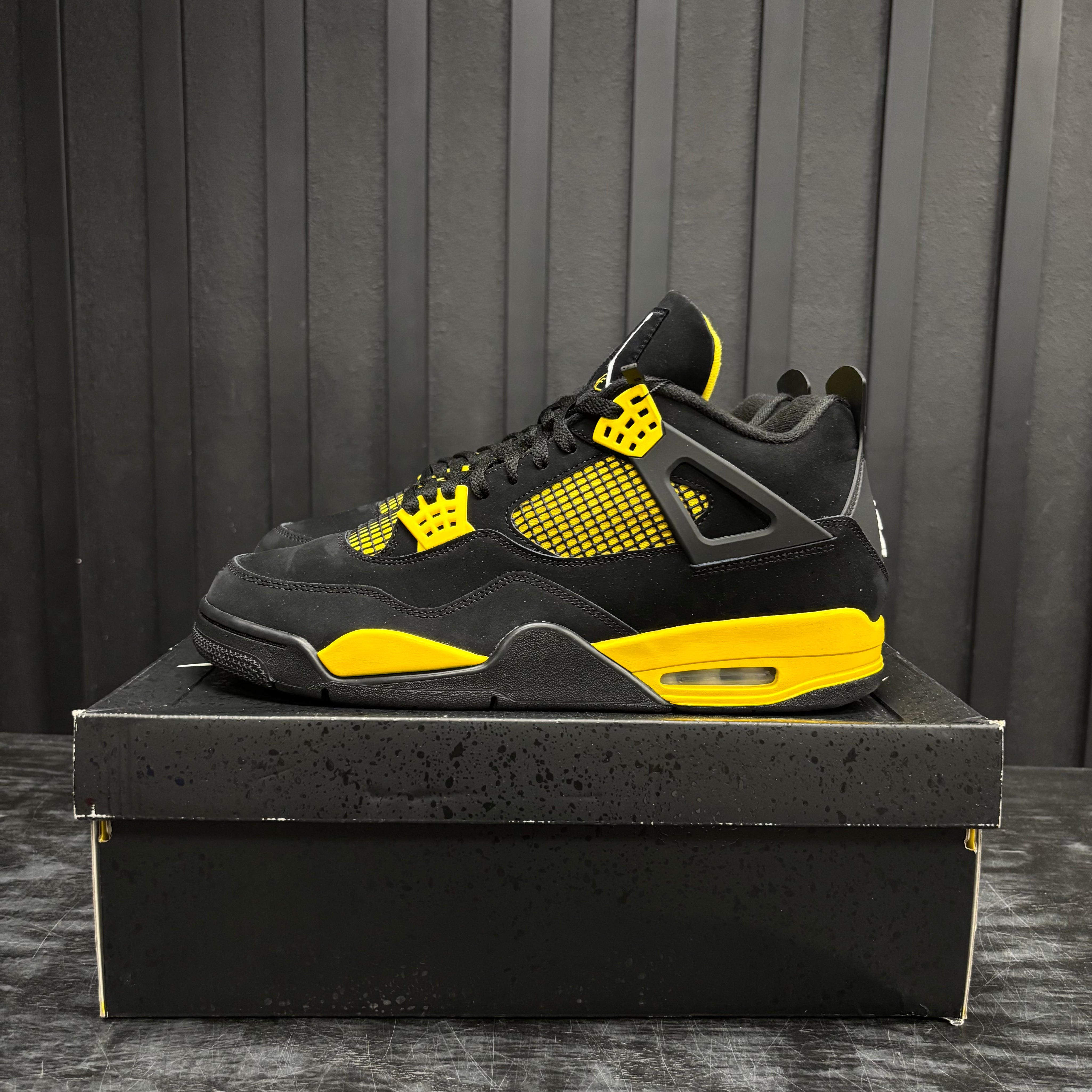 Jordan 4 Retro Thunder (2023) - Used - 3918
