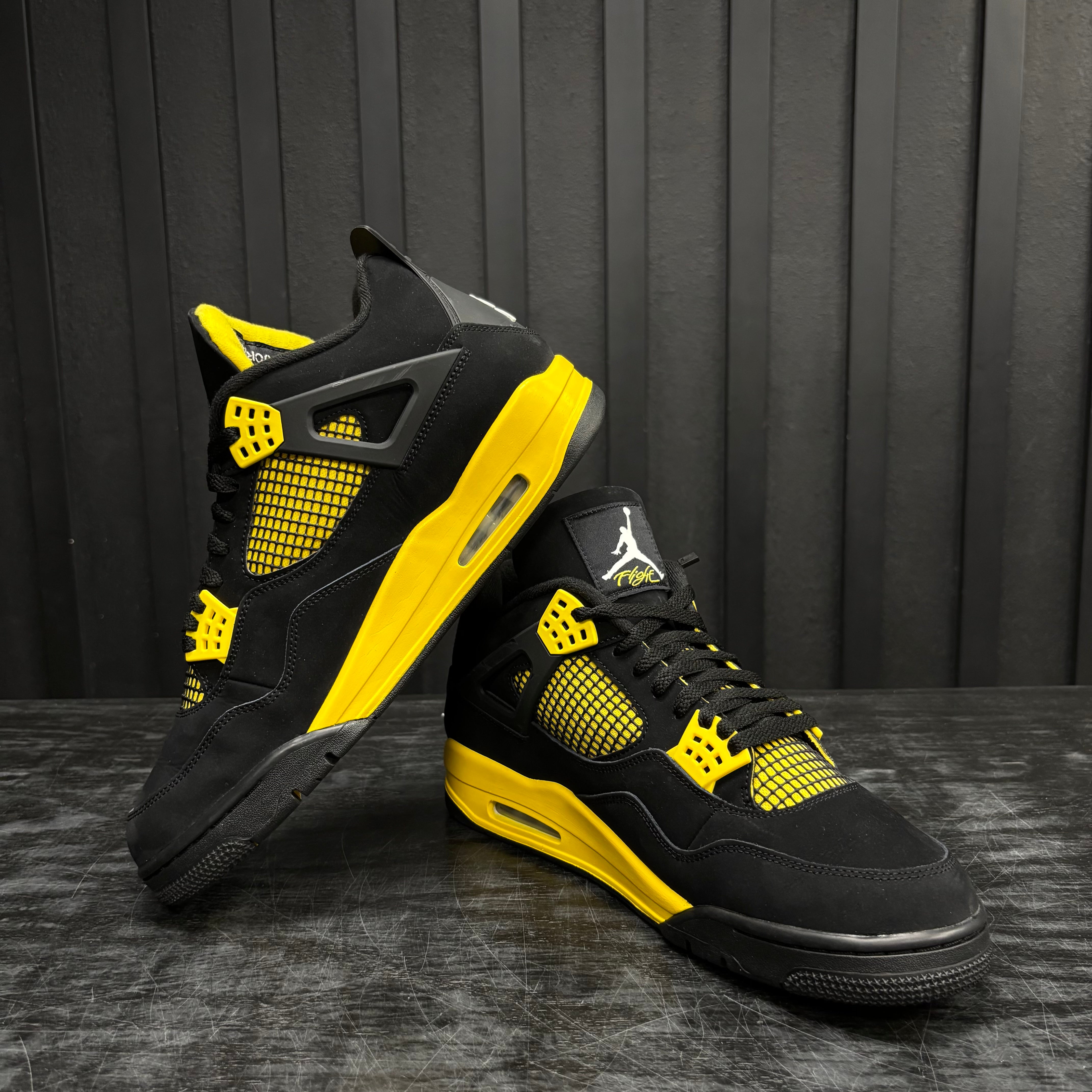 Jordan 4 Retro Thunder (2023) - Used - 3918