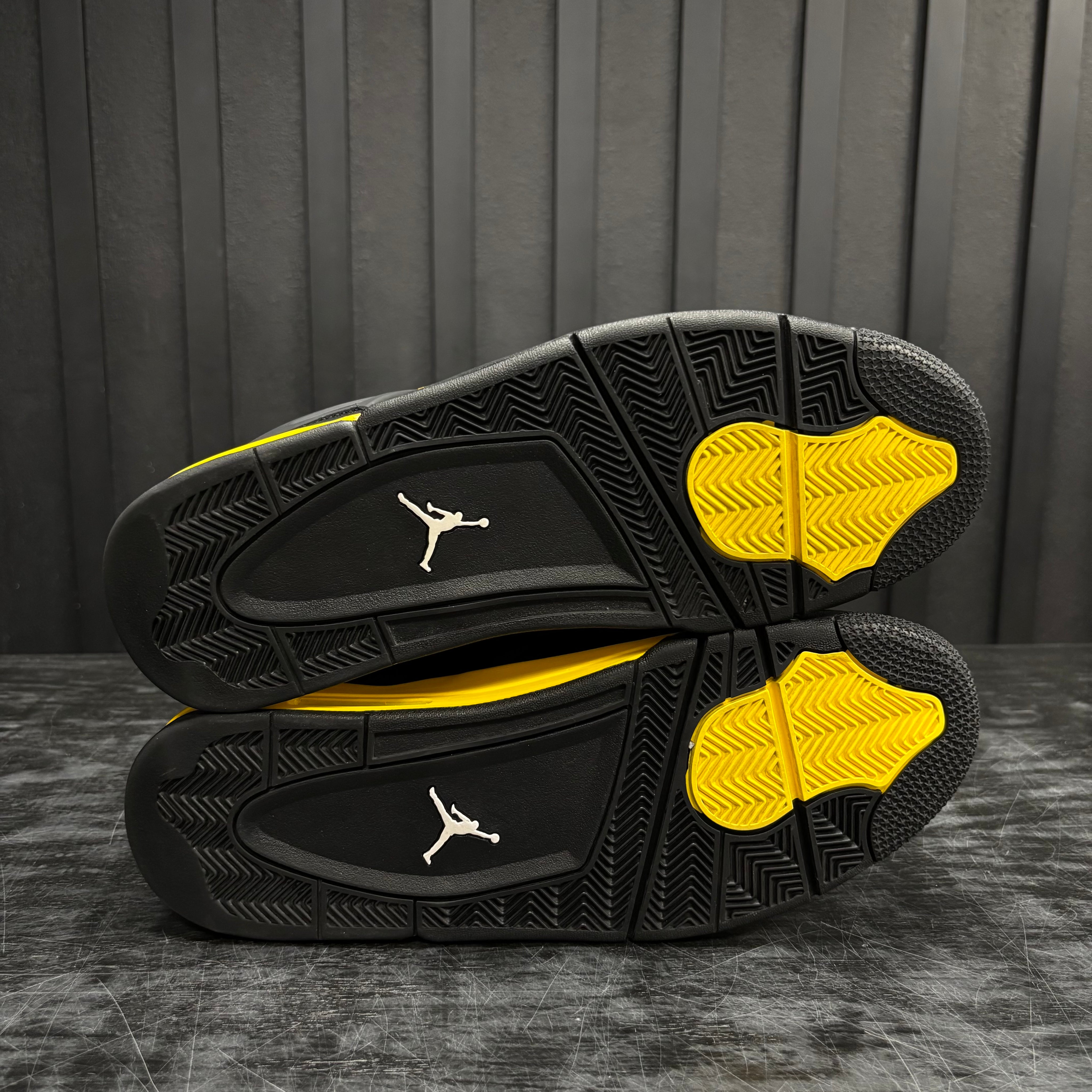 Jordan 4 Retro Thunder (2023) - Used - 3918