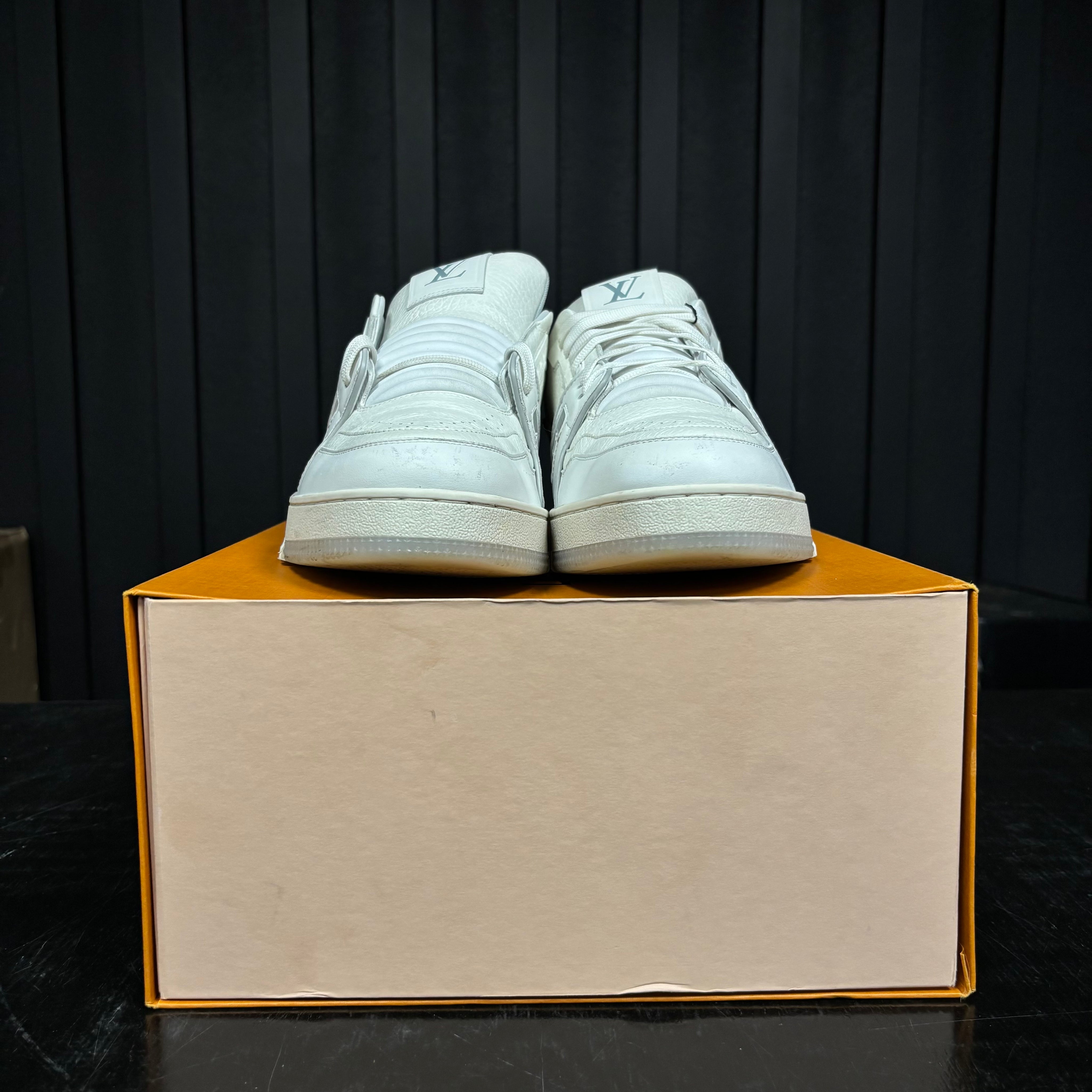 Louis Vuitton Trainer White Signature - Used - 3963