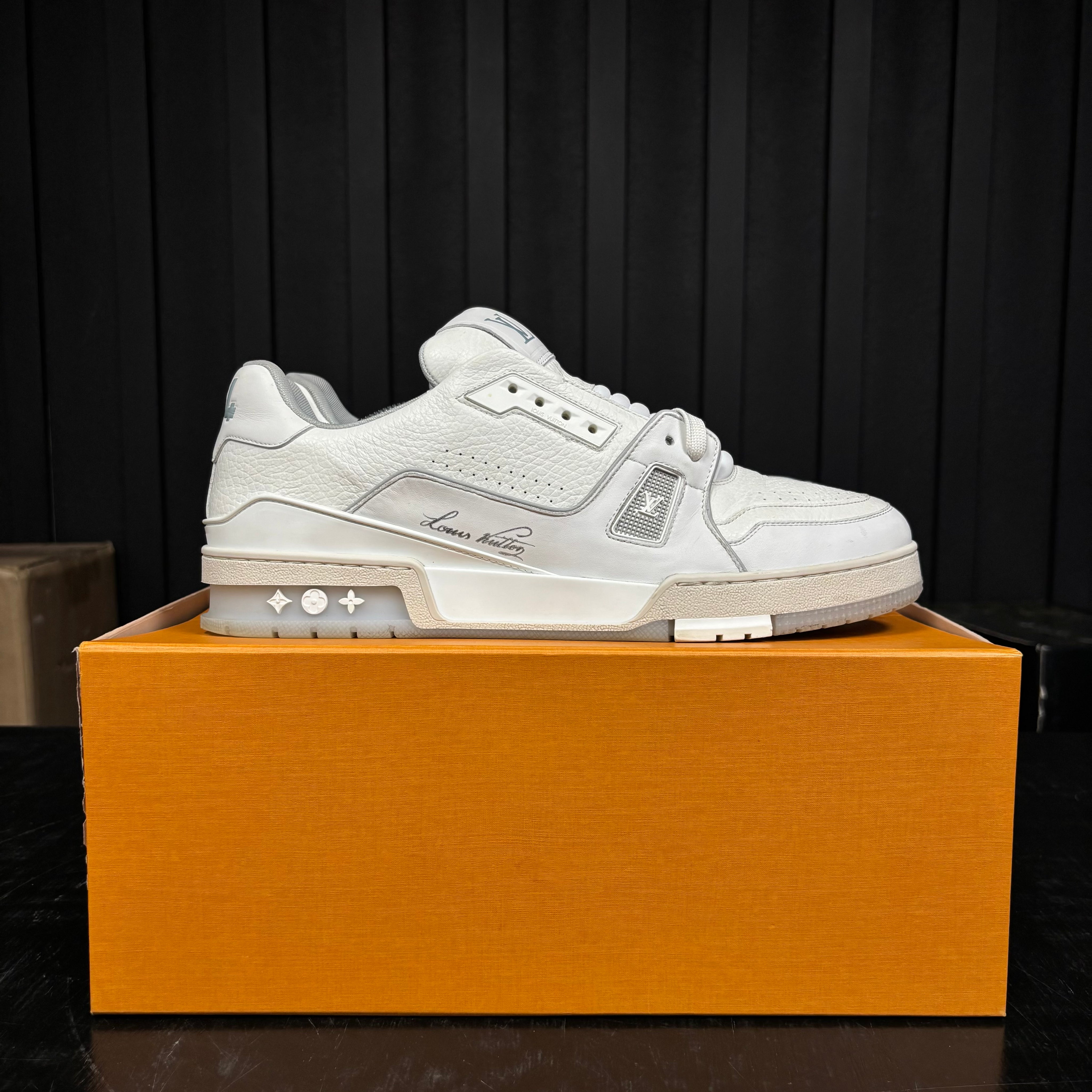 Louis Vuitton Trainer White Signature - Used - 3963