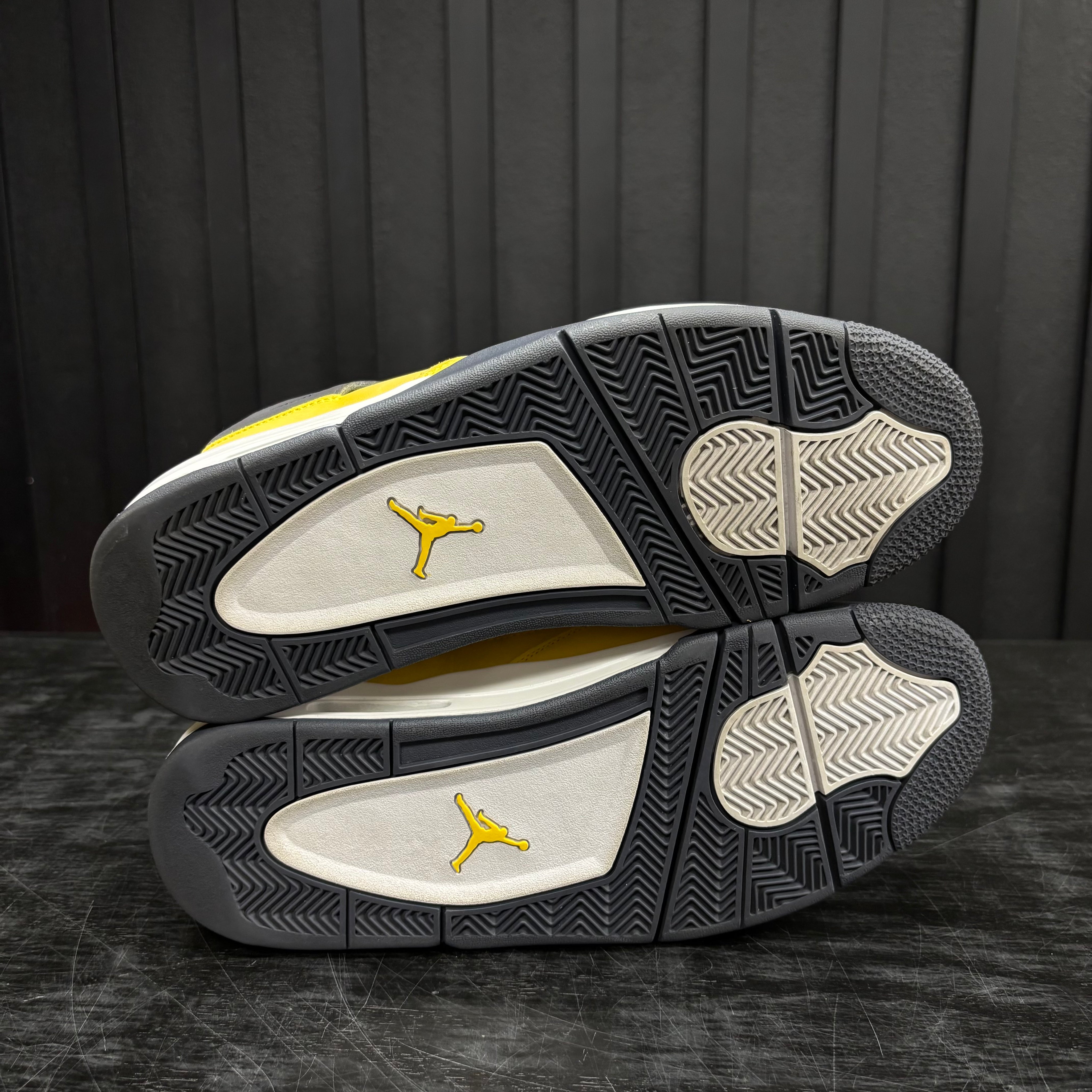 Jordan 4 Retro Lightning (2021) - Used - 3801