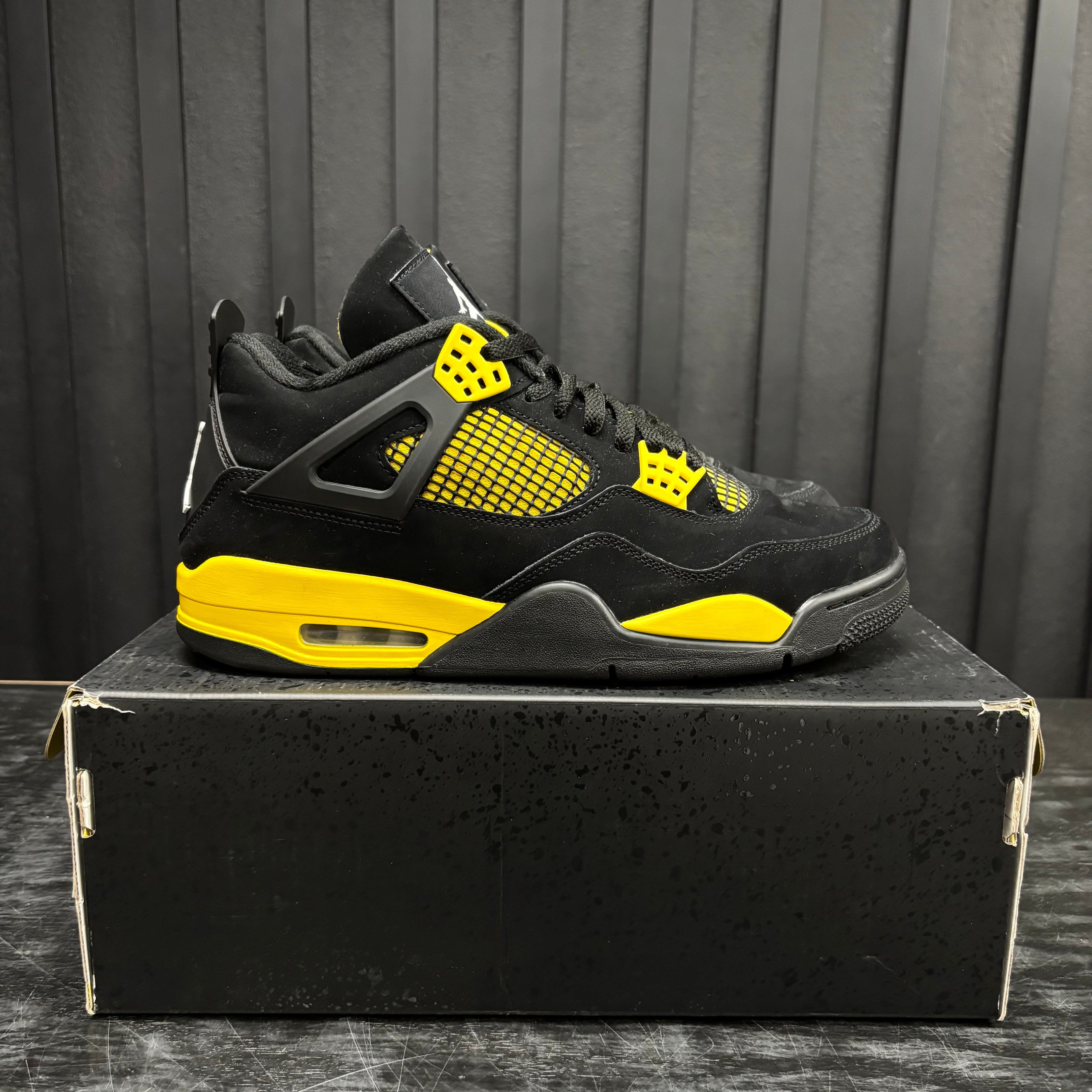 Jordan 4 Retro Thunder (2023) - Used - 1893
