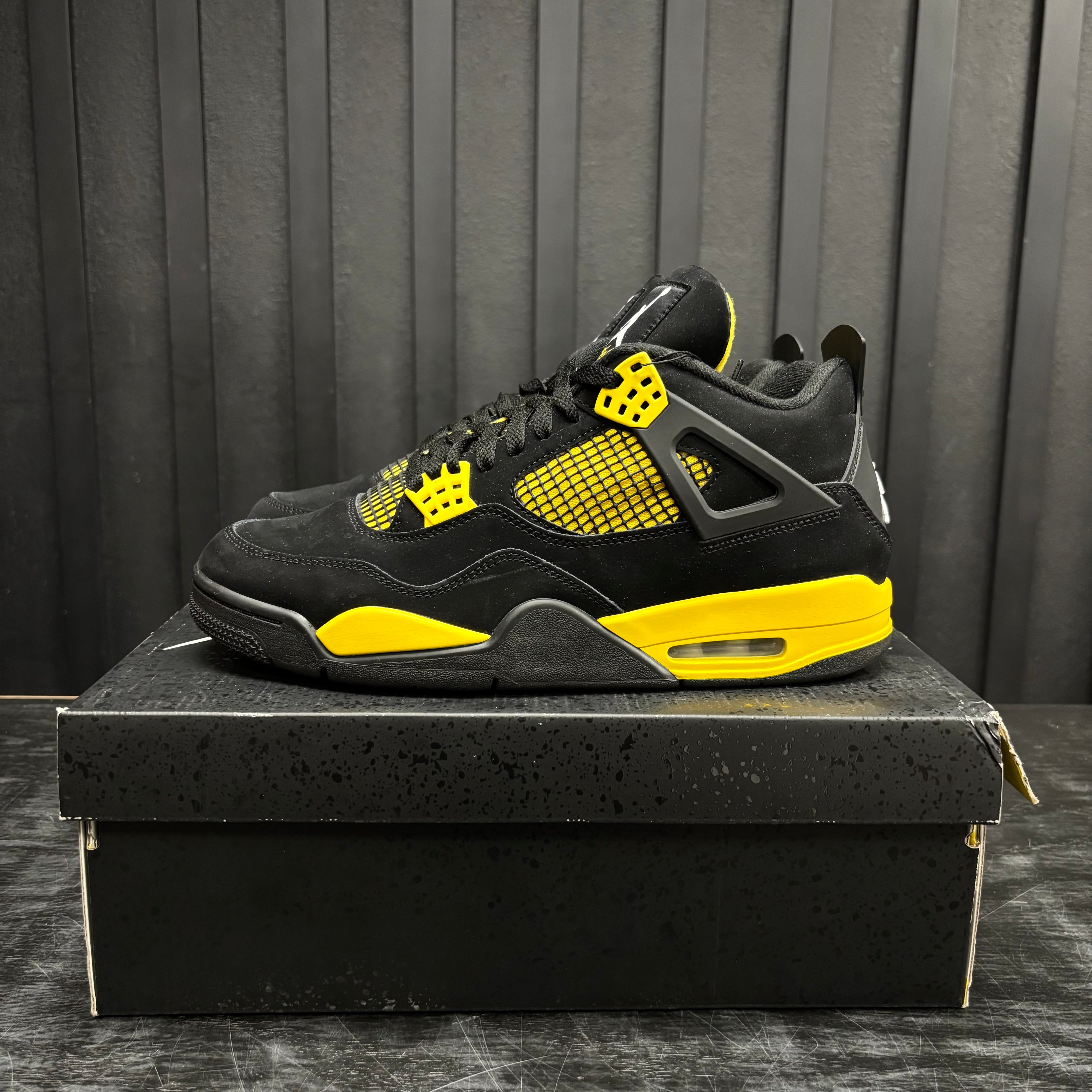 Jordan 4 Retro Thunder (2023) - Used - 1893
