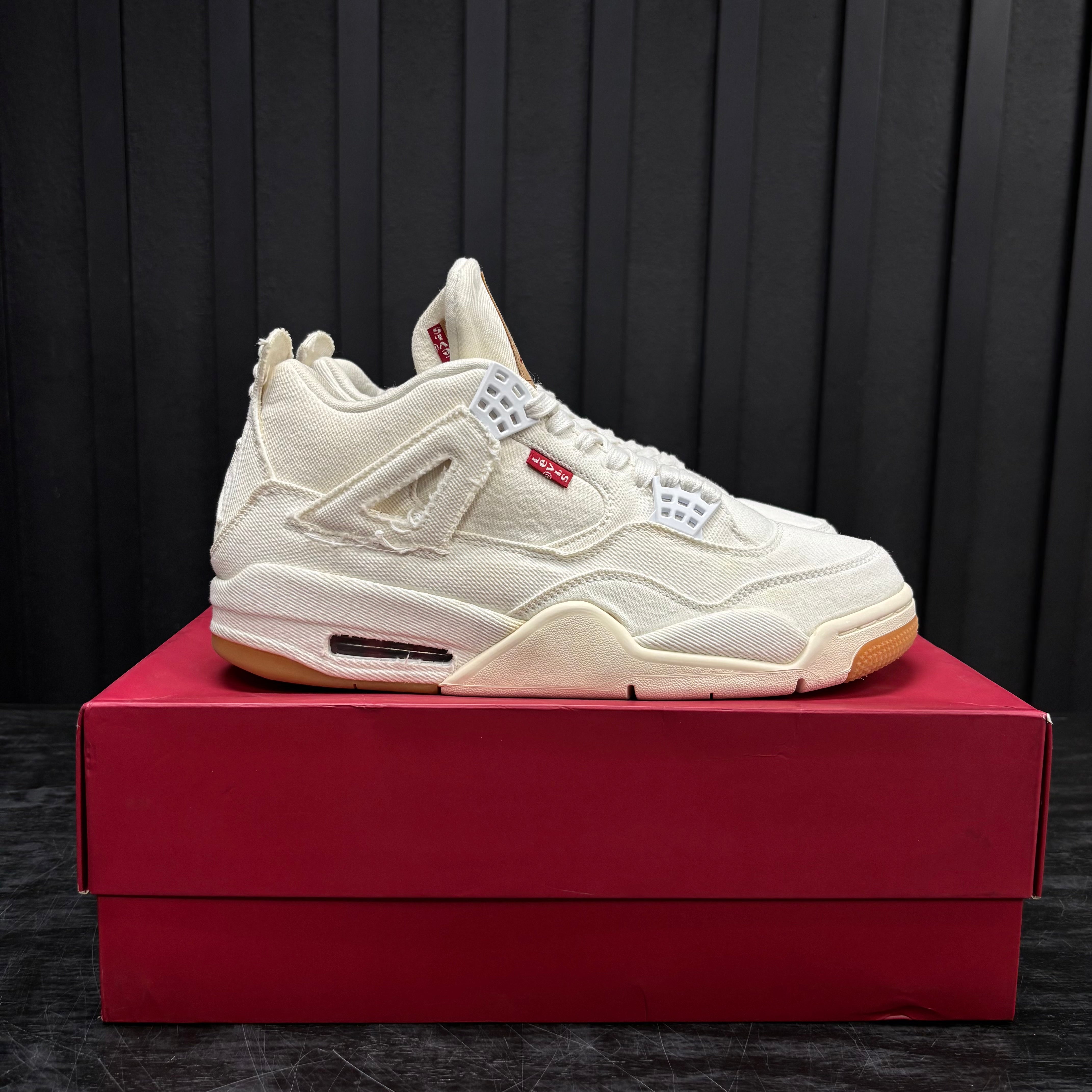 Jordan 4 Retro Levi's White (Levi's Tag) - Used - 1952