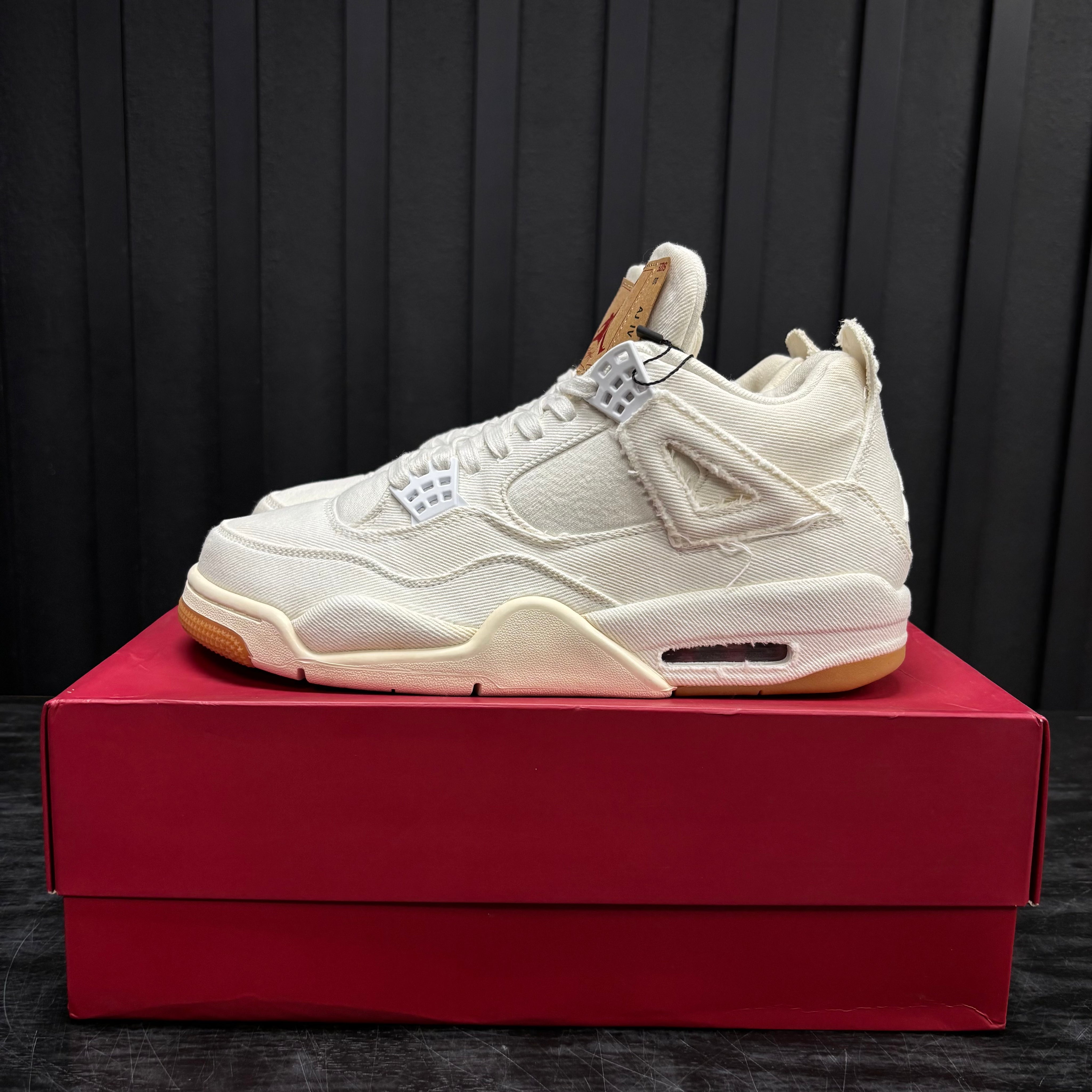 Jordan 4 Retro Levi's White (Levi's Tag) - Used - 1952