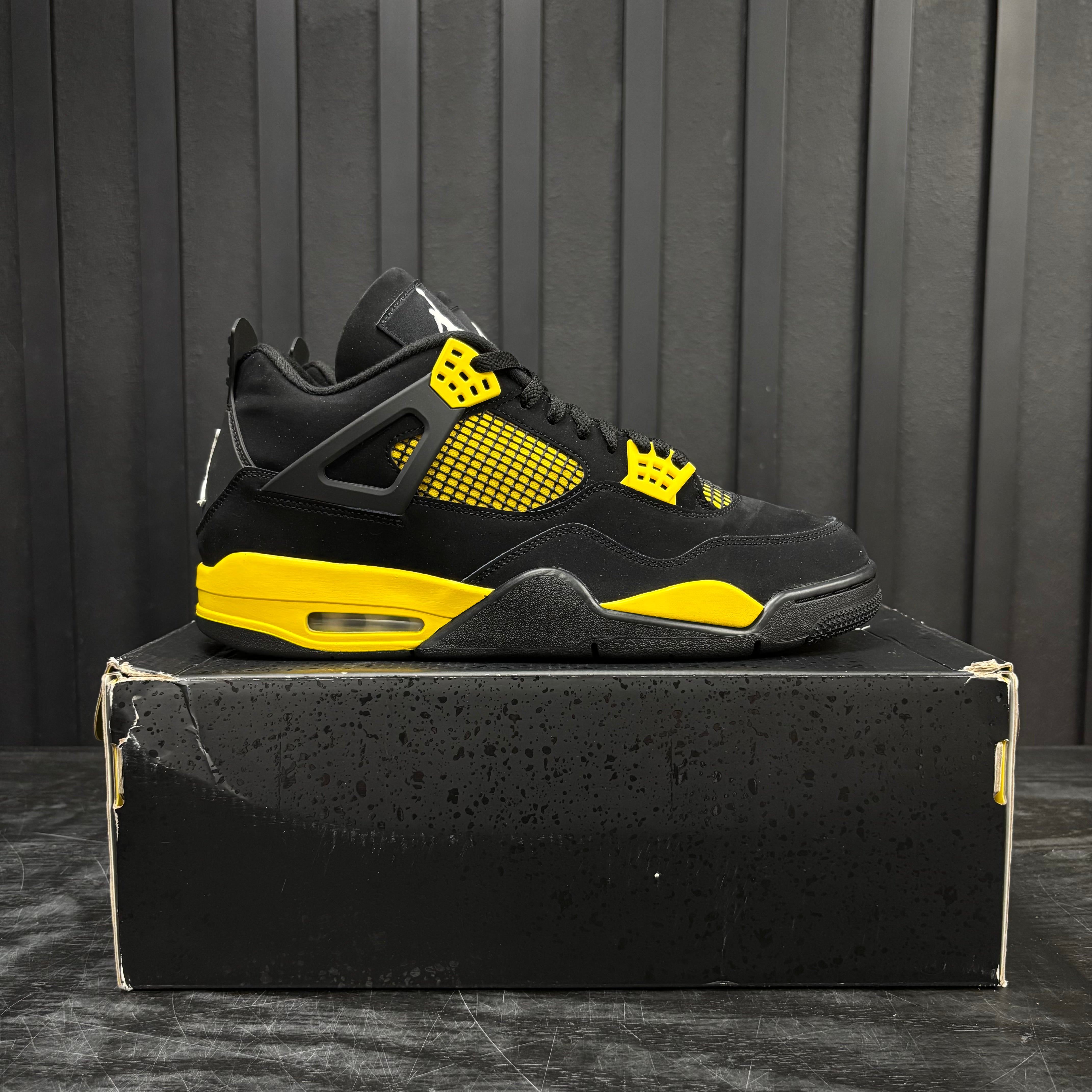 Jordan 4 Retro Thunder (2023) - Used - 4727