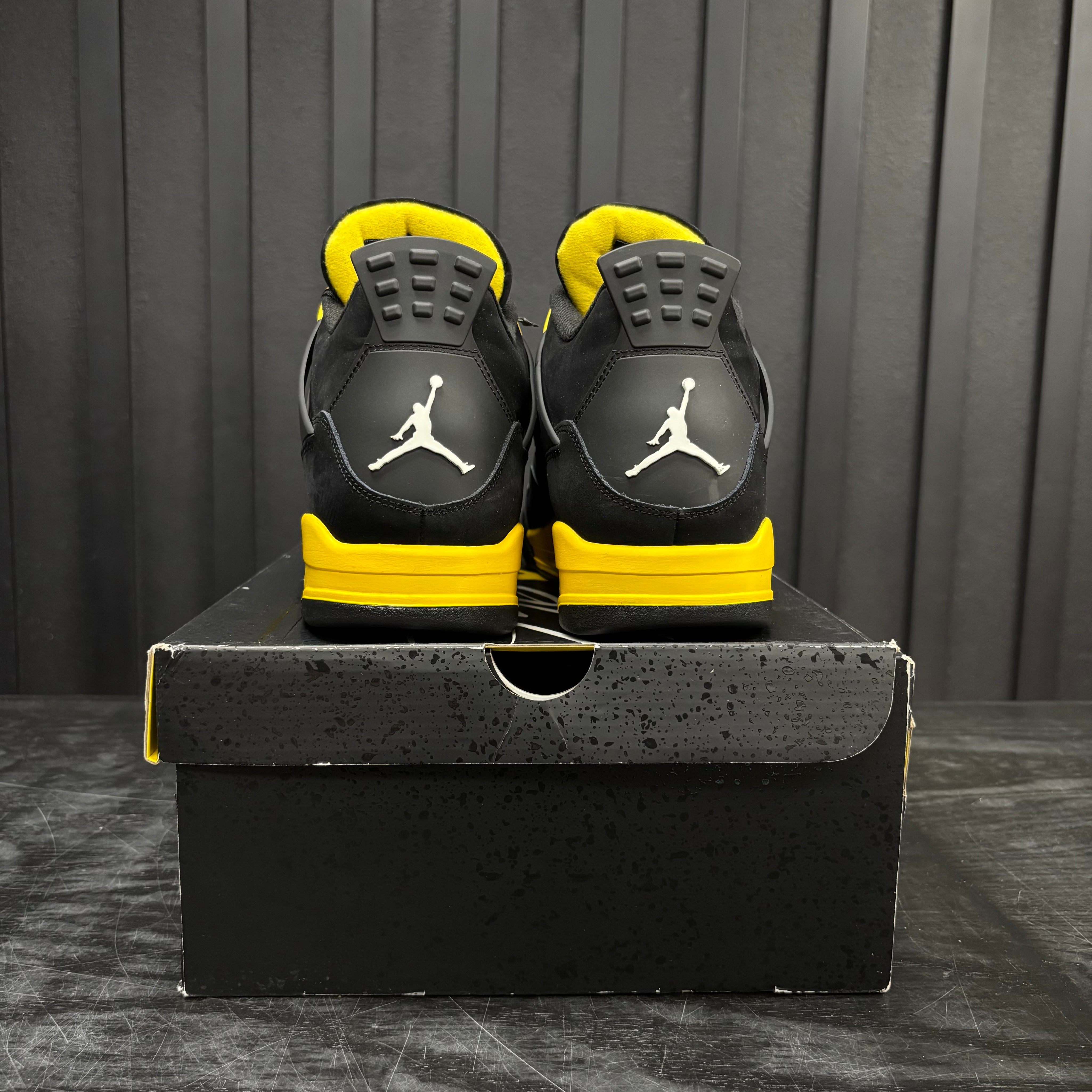 Jordan 4 Retro Thunder (2023) - Used - 4727