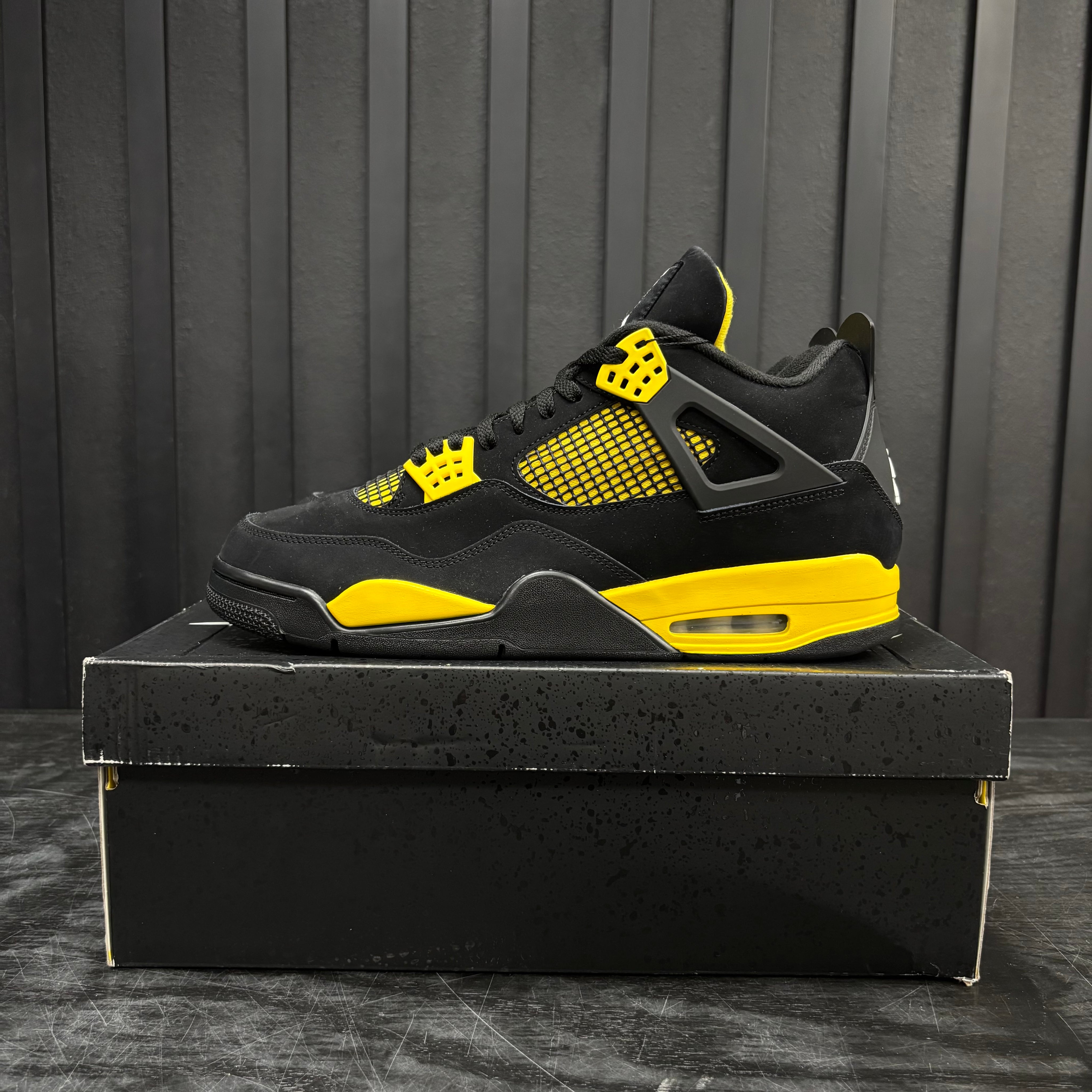 Jordan 4 Retro Thunder (2023) - Used - 4727