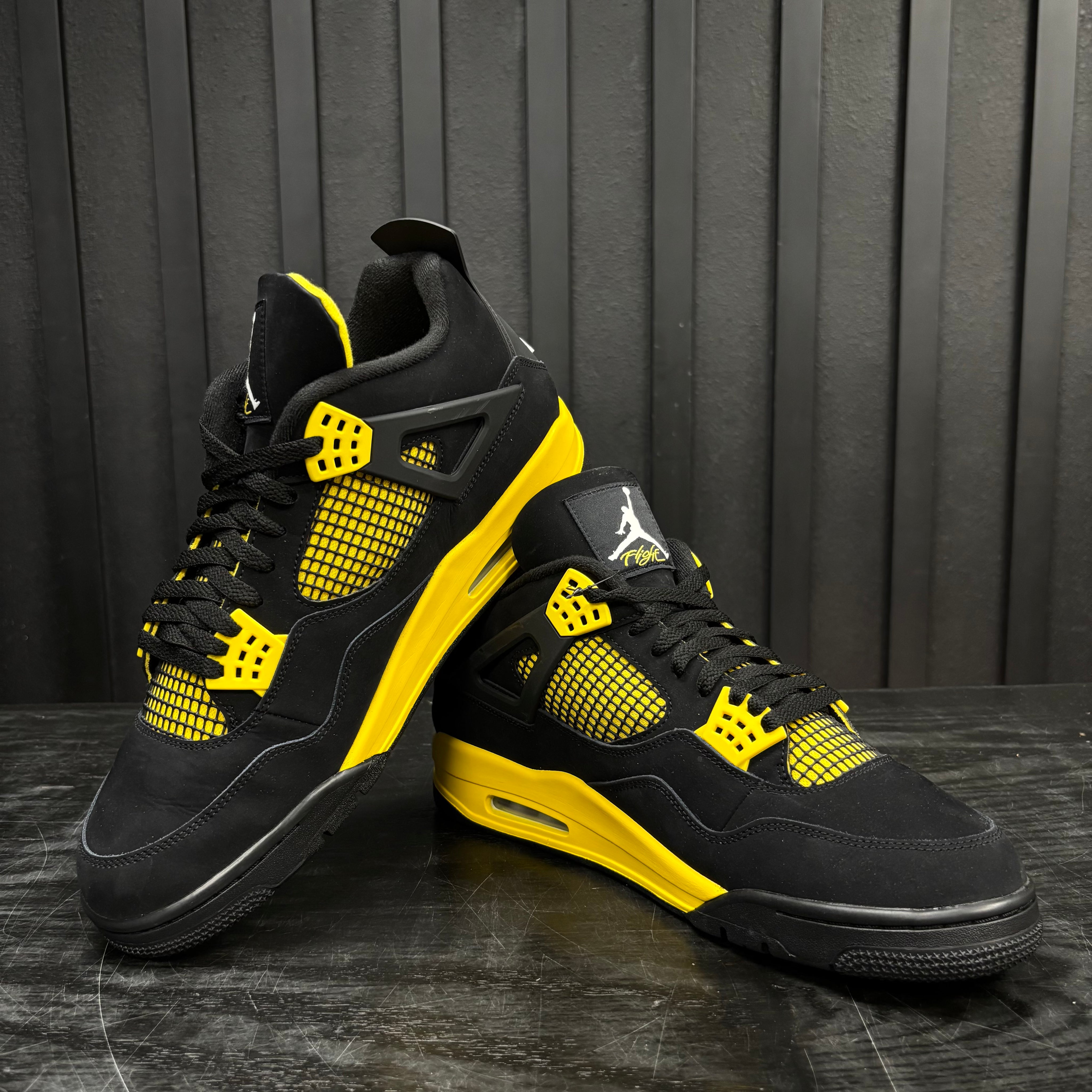 Jordan 4 Retro Thunder (2023) - Used - 4727