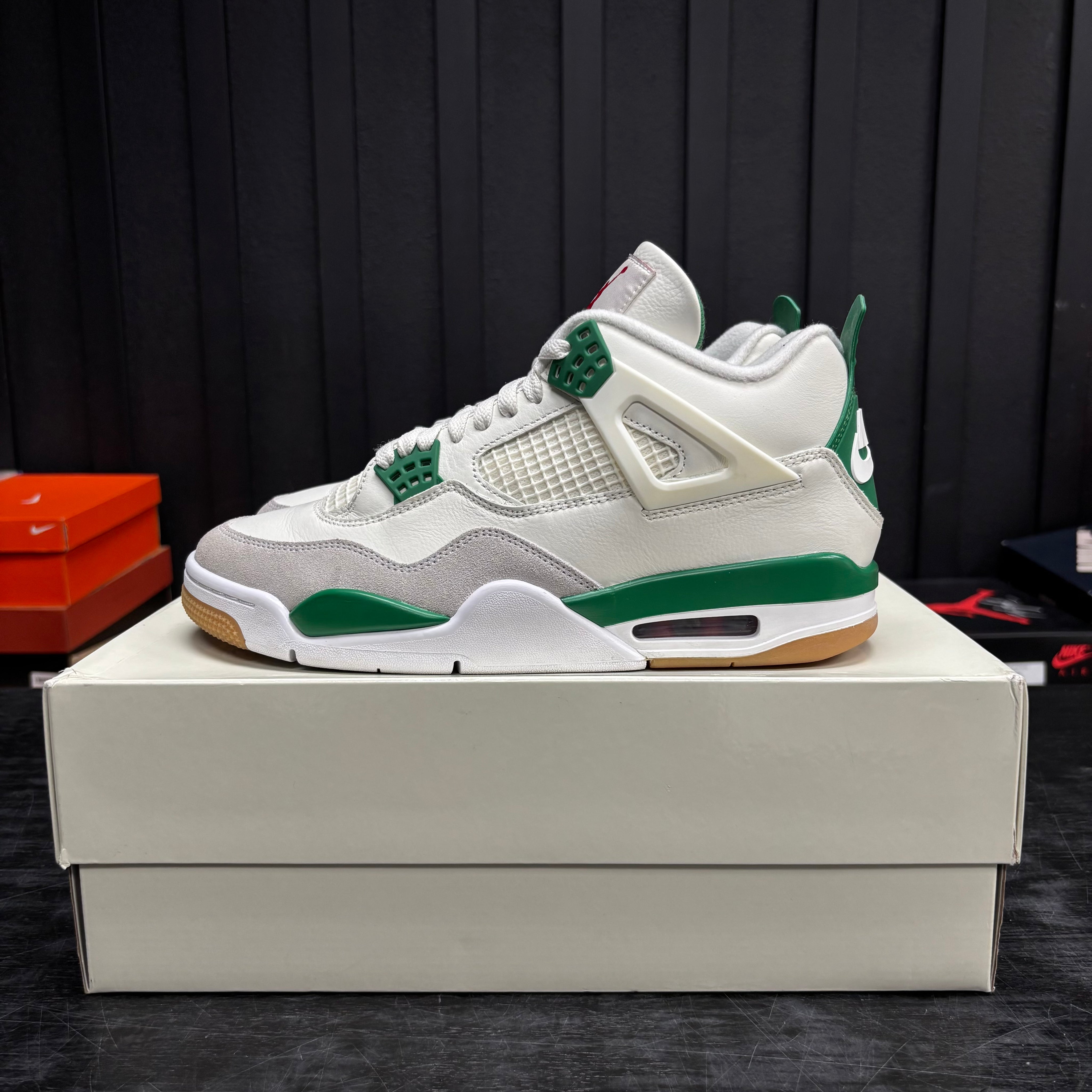 Jordan 4 Retro SB Pine Green - Used - 4684
